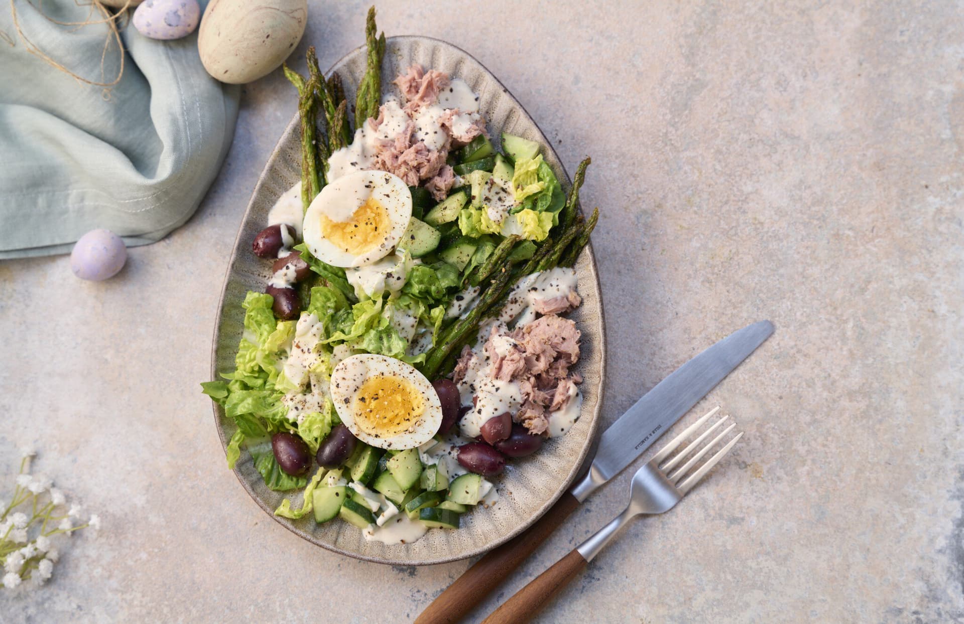 Salade niçoise mit grünem Spargel