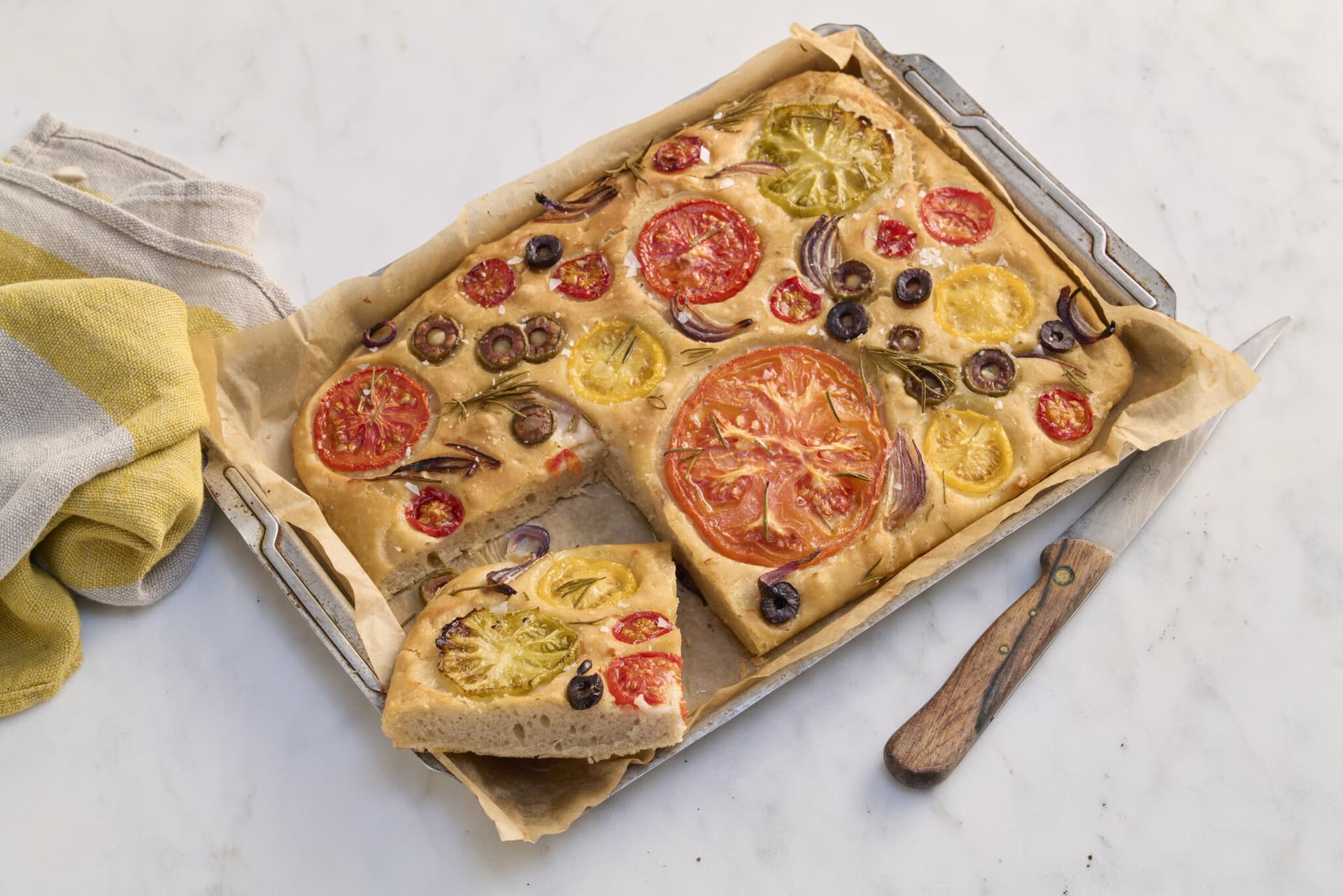 Focaccia mit Tomaten und Oliven