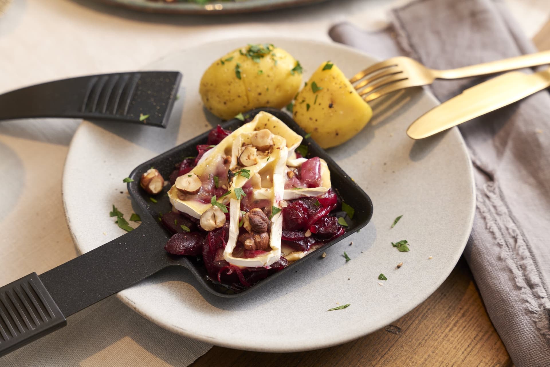 Raclette-Pfännchen Rote Bete mit Camembert