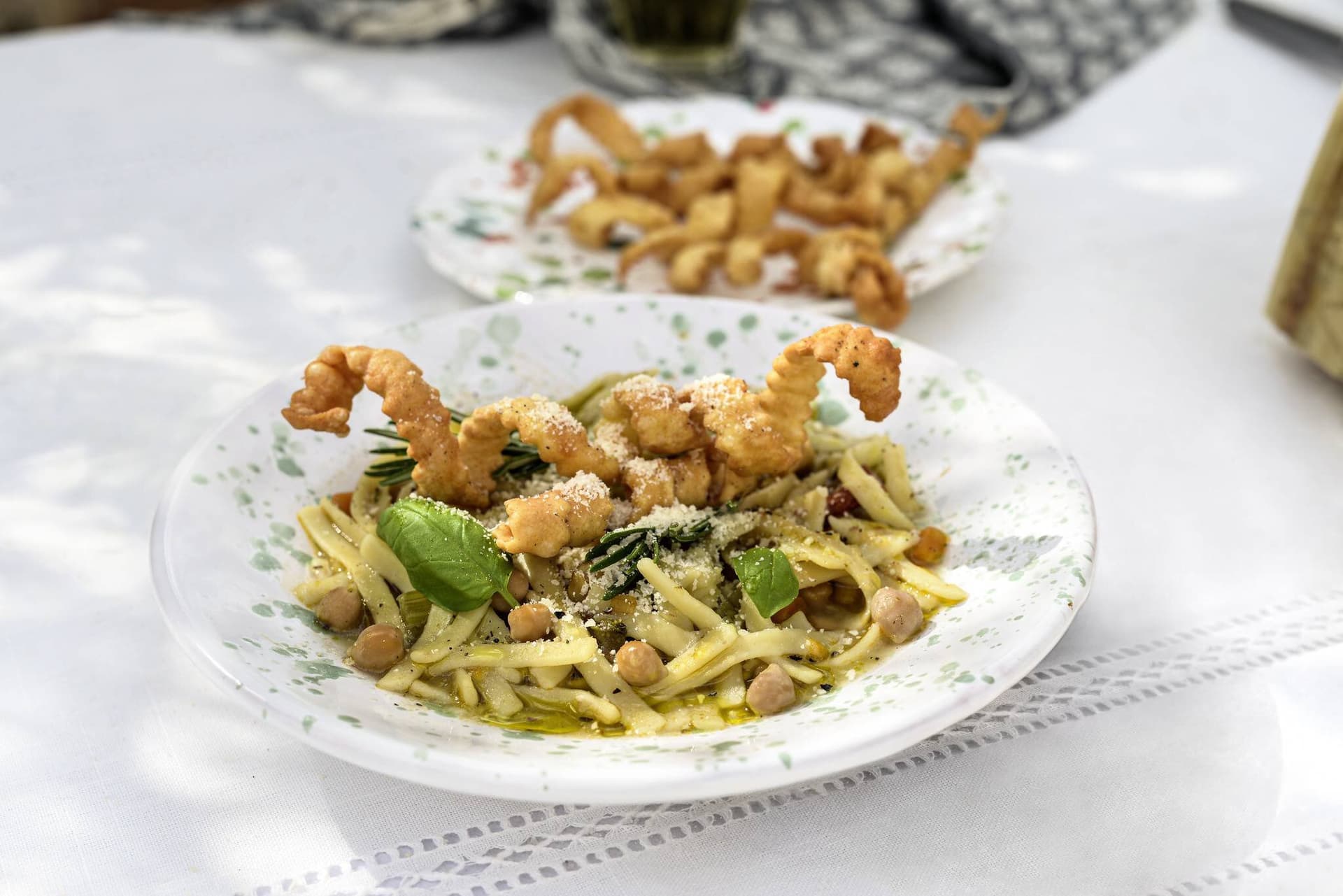 Fettucine mit frittierter Pasta und Kichererbsensauce