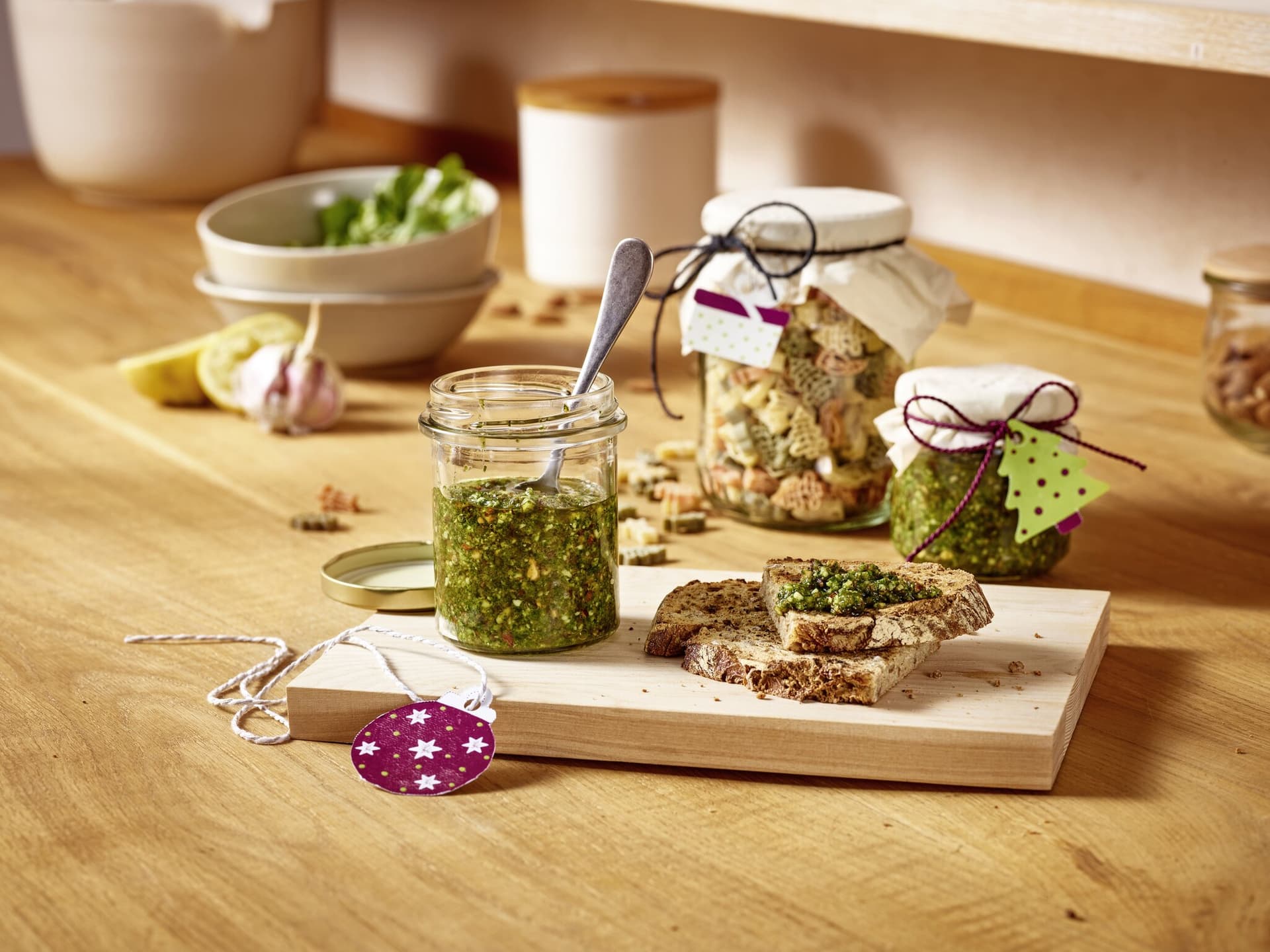Feines Feldsalat-Pesto mit gerösteten Mandeln und Rosinen