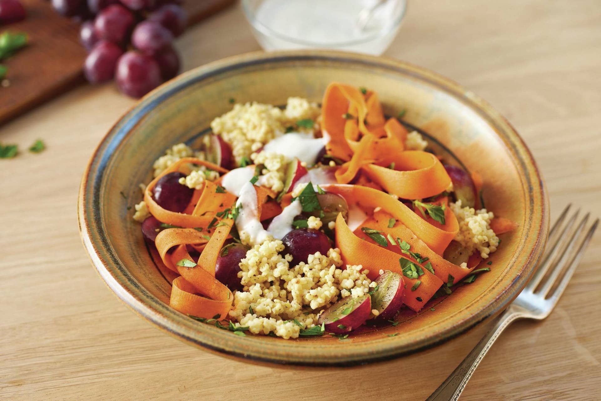 Fruchtiger Hirsesalat mit Honig-Ziegenkäse-Dressing