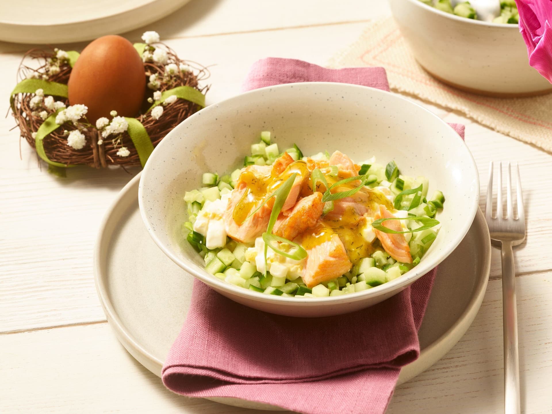 Lachs-Eier-Salat mit Honig-Senf-Dressing