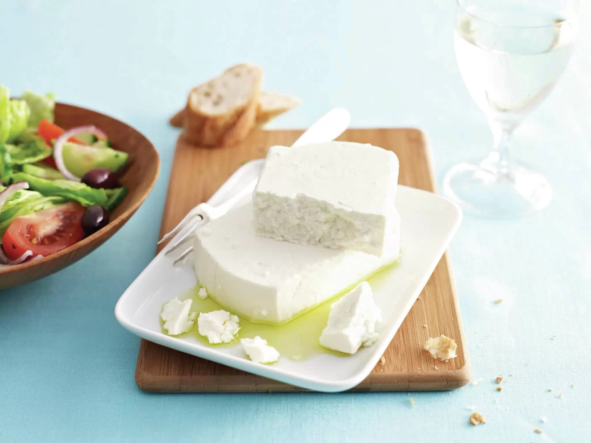 Servierplatte mit angeschnittenem Manourikäse.