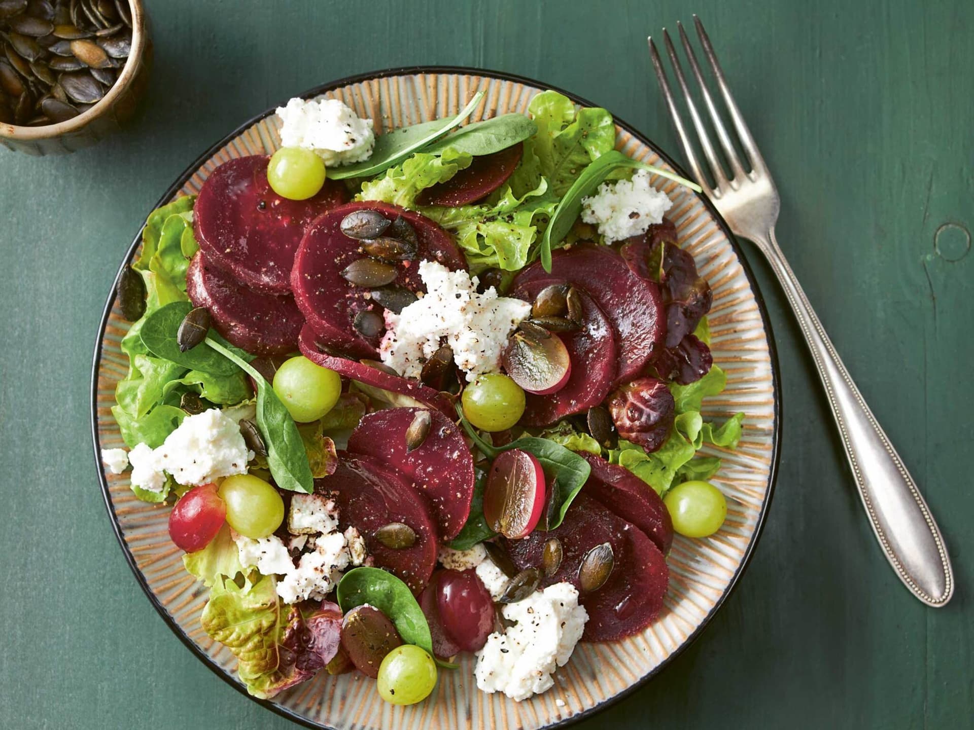 Lauwarmer Rote-Bete-Salat mit Ricotta und bunten Trauben