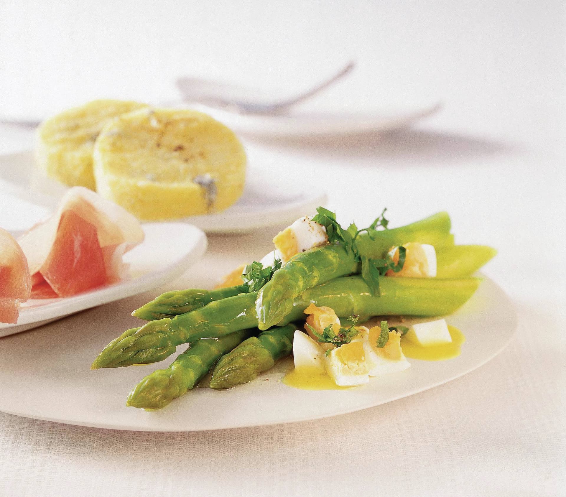Gorgonzola-Polenta mit grünem Spargel und Bauernschinken