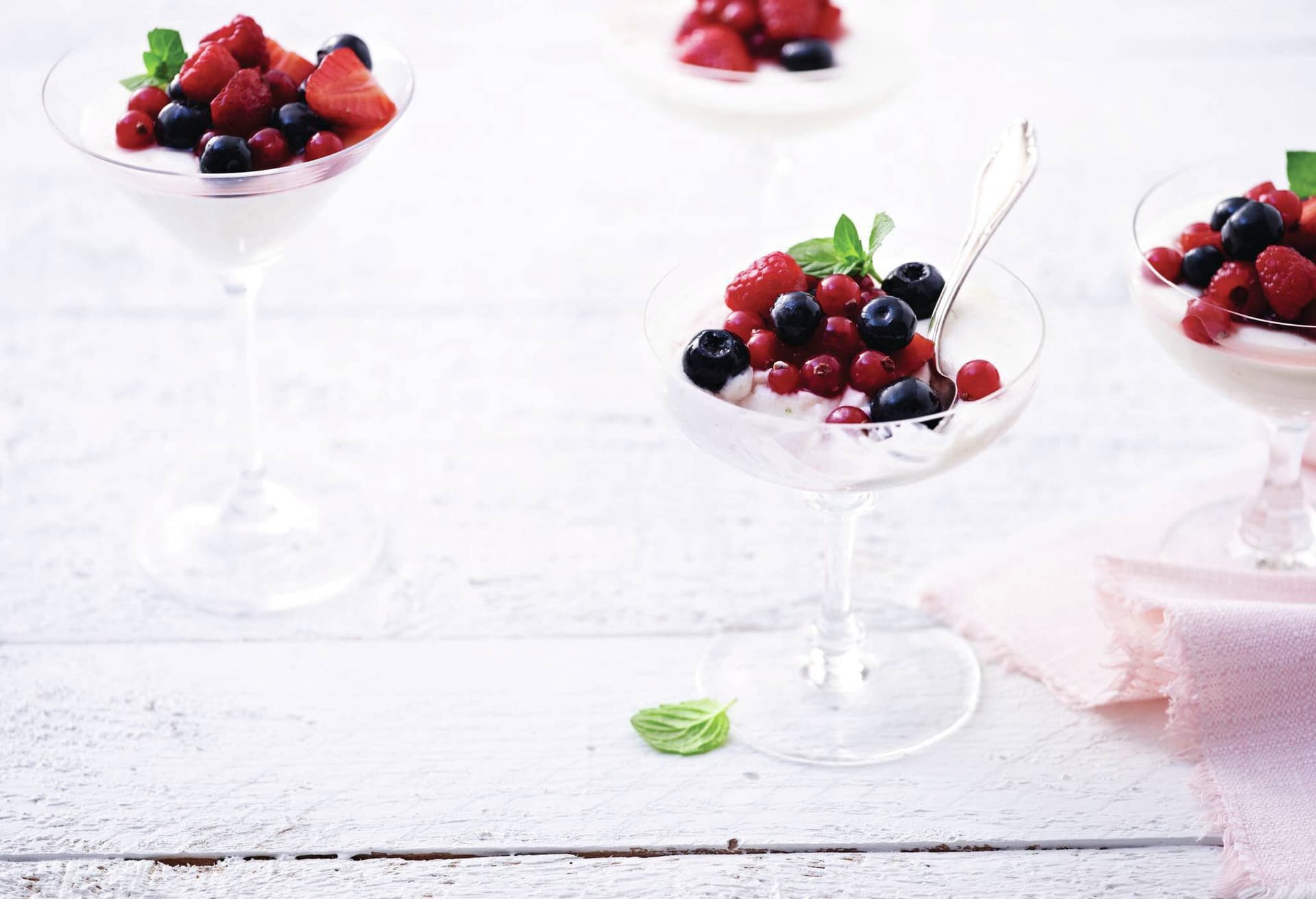 Quarkmousse mit marinierten Beeren