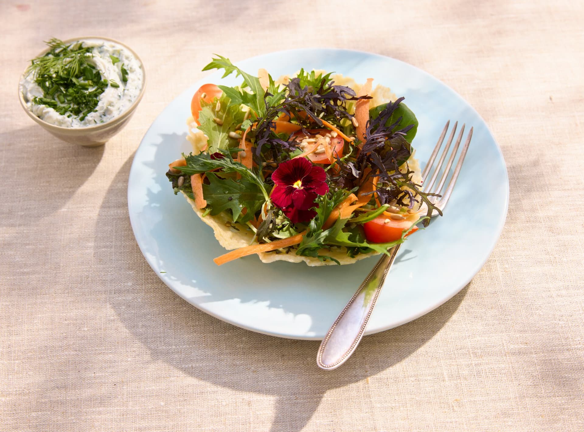 Blattsalat im Parmesankörbchen mit Kräuterquark
