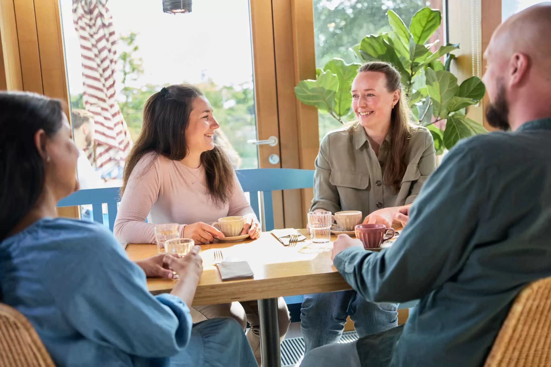 Alnatura Mitarbeitender am Arbeitsplatz