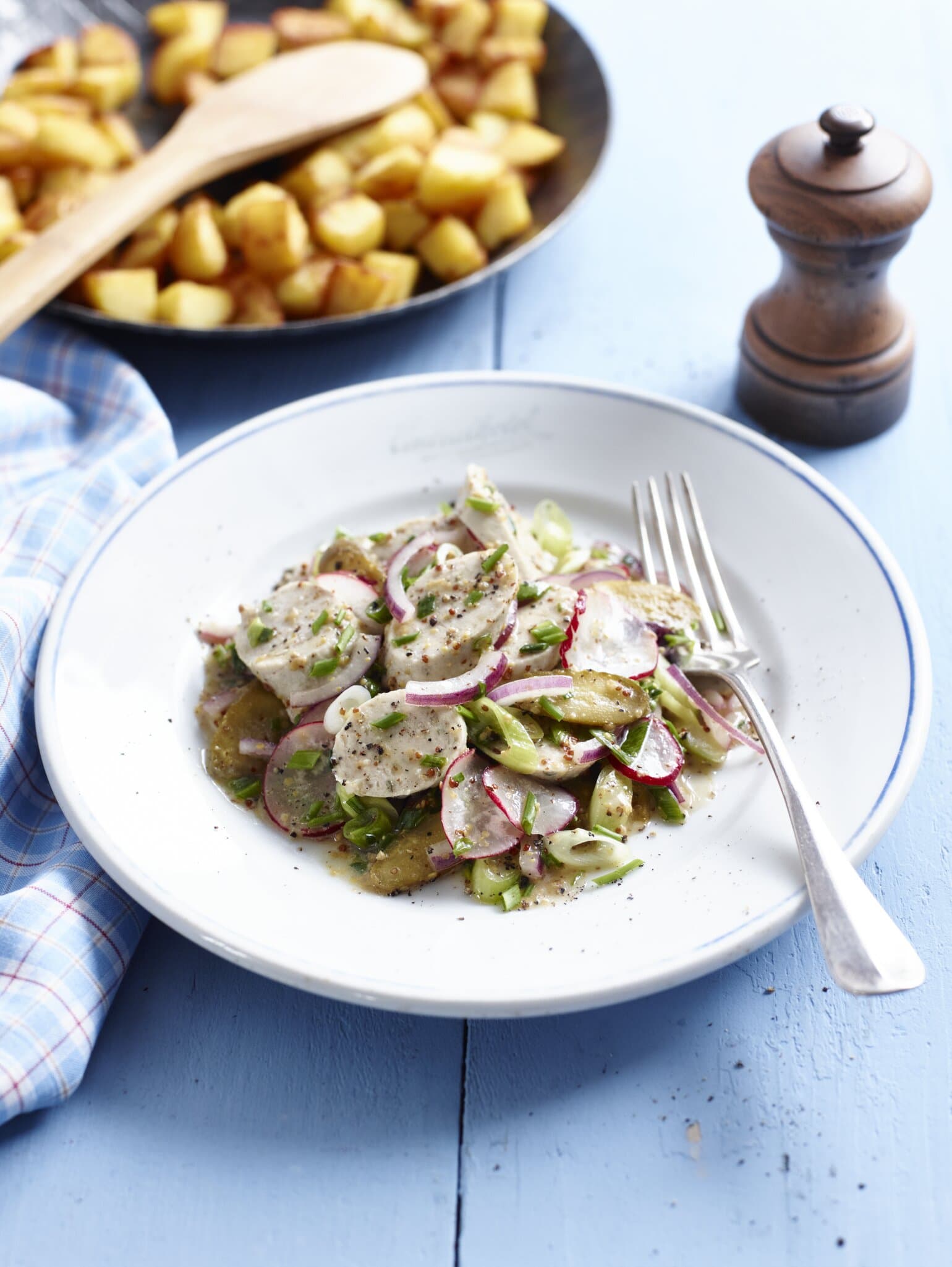 Weißwurstsalat mit Süßer-Senf-Vinaigrette und Bratkartoffeln