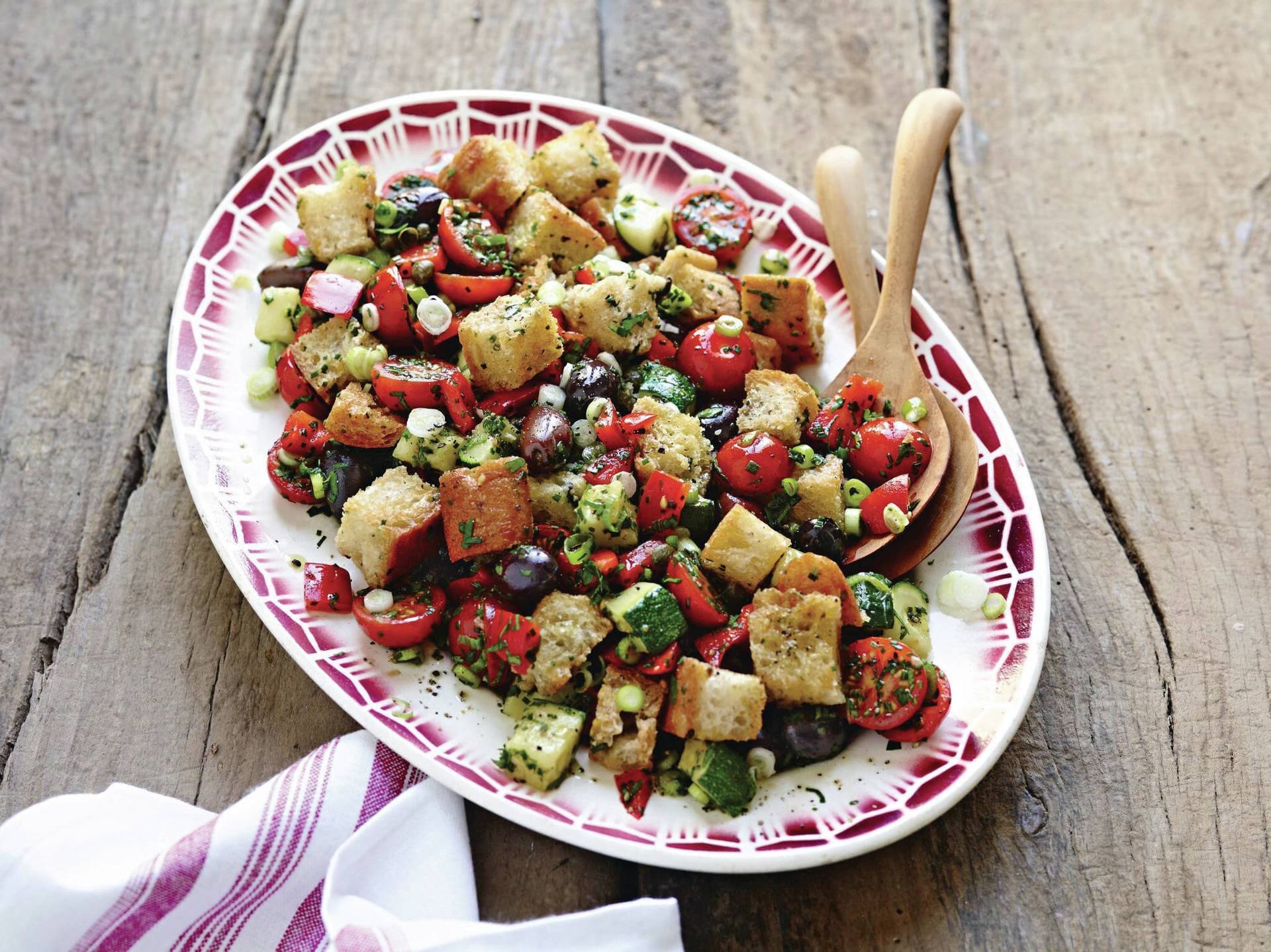 Italienischer Brotsalat mit frischen Kräutern