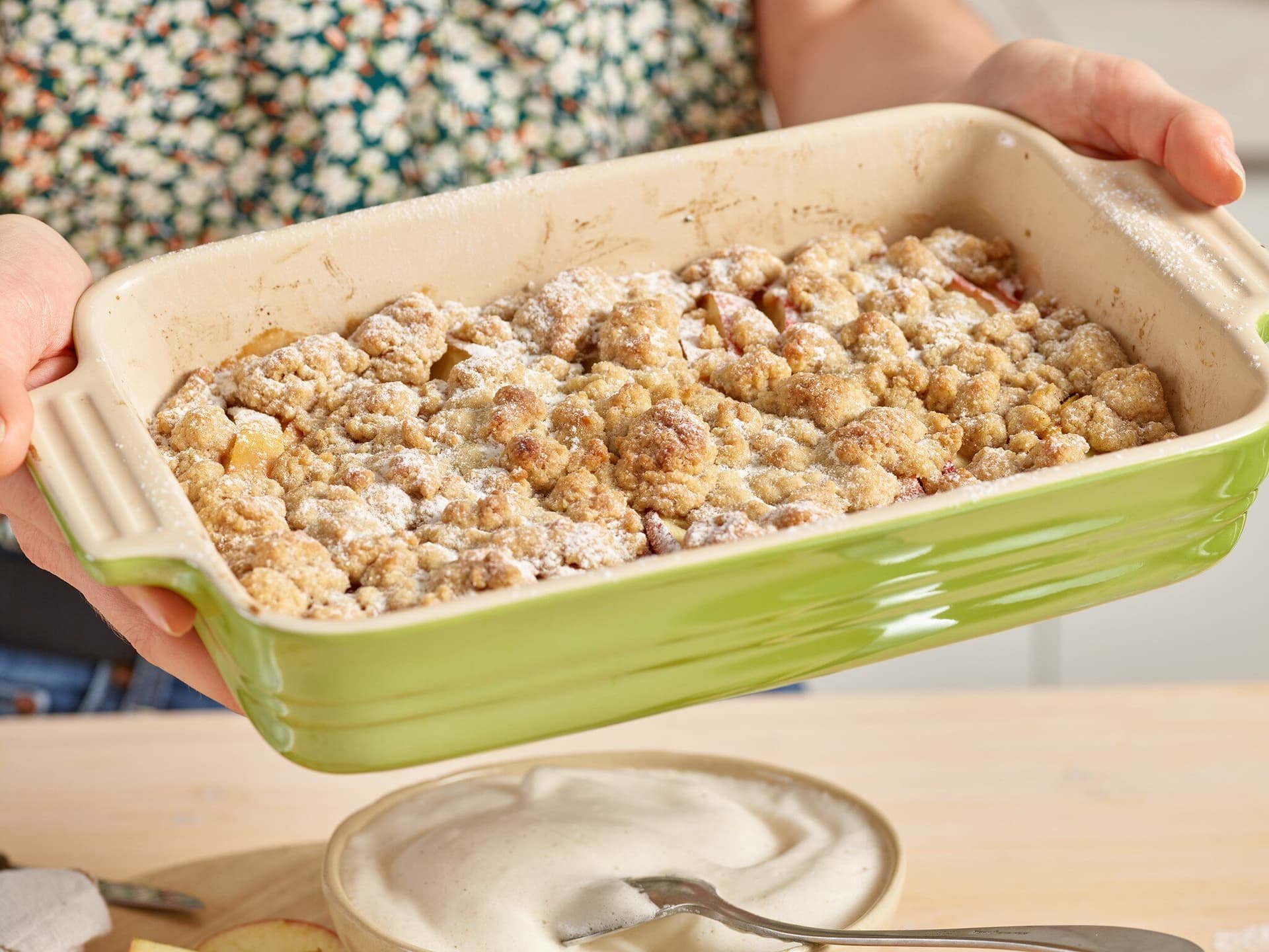 Apfel-Crumble mit Vanille-Schlagcreme