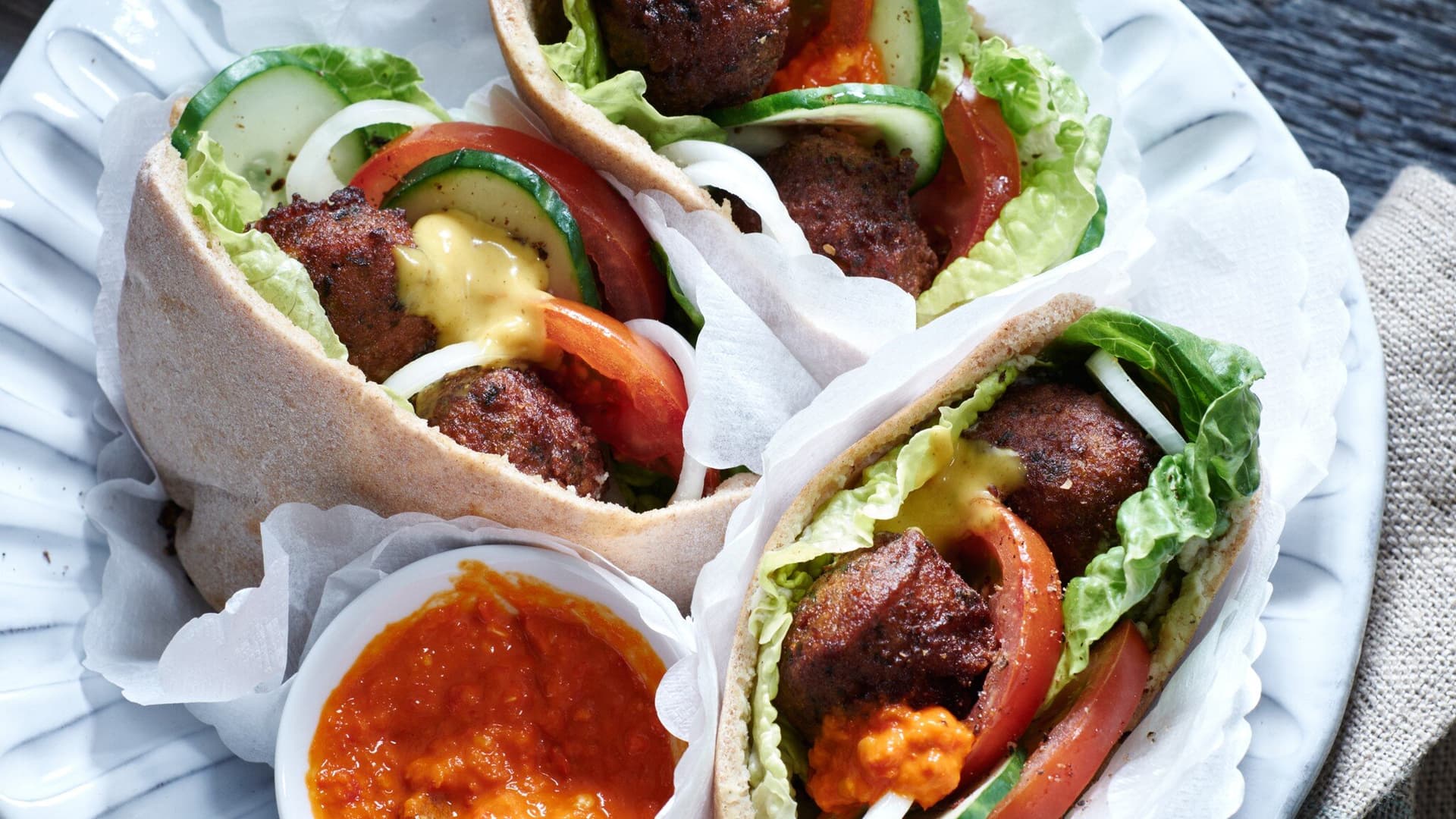Gemüse-Pita mit Falafel und Mango-Curry-Dip