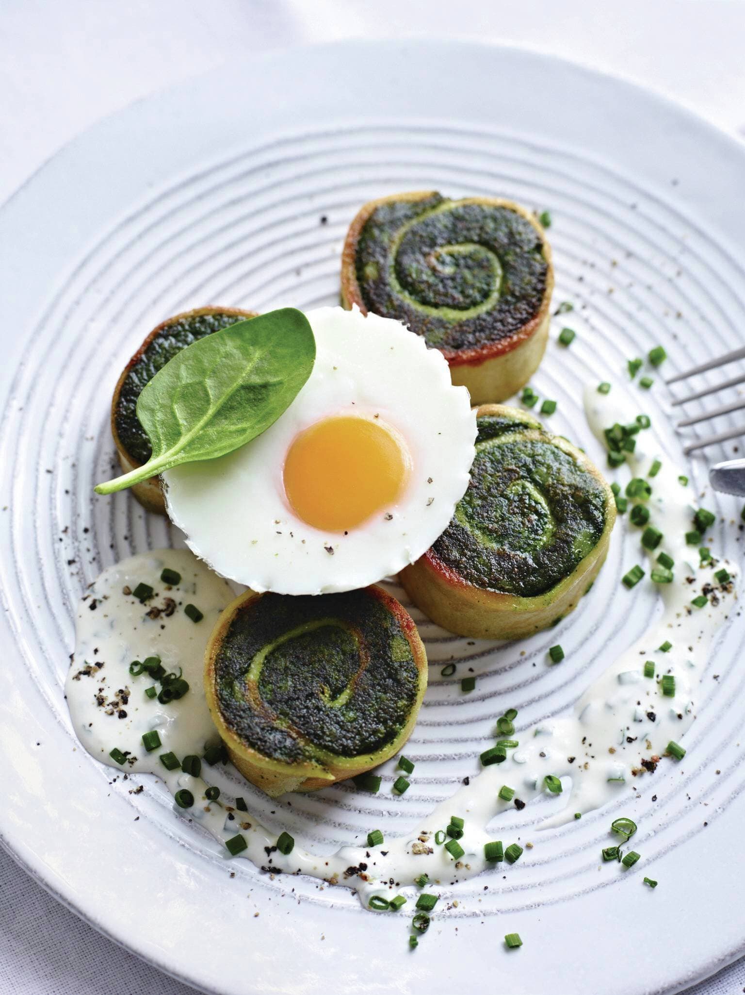 Spinat-Kartoffel-Roulade mit pochiertem Ei