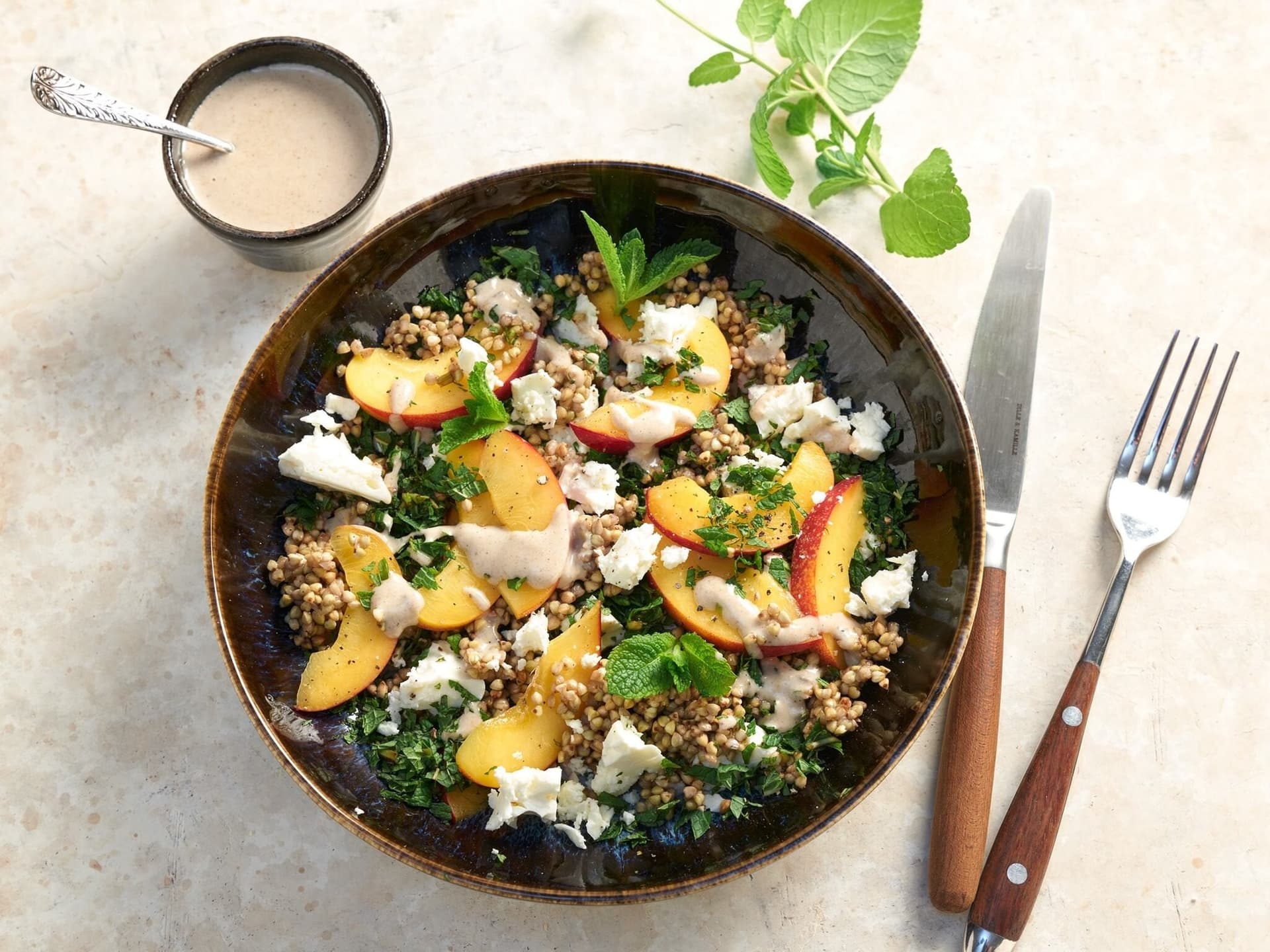 Buchweizensalat mit Nektarine und Feta