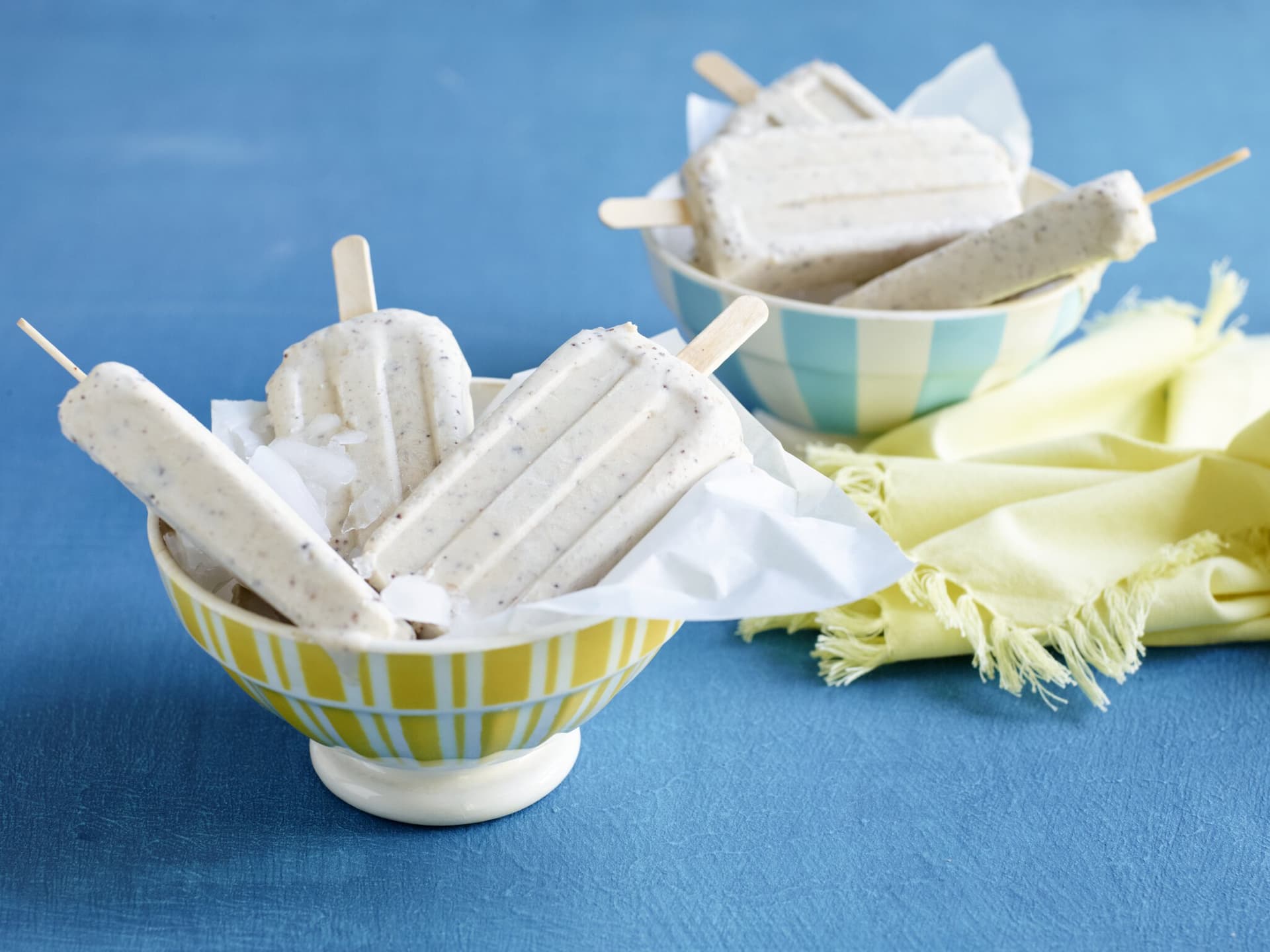 Karamell-Cashew-Eis mit Erdnüssen