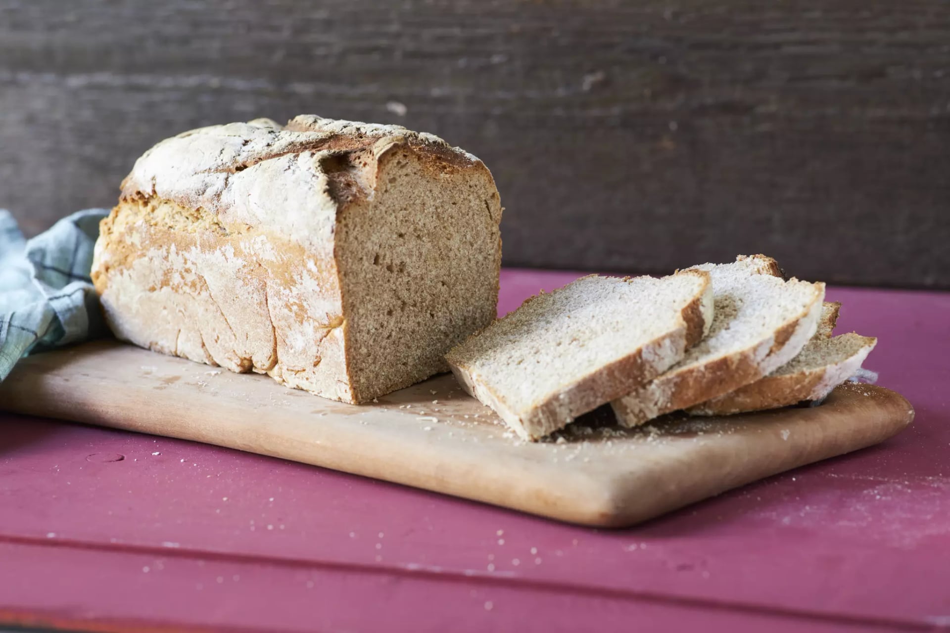 Roggenmischbrot mit drei aufgeschnittenen Scheiben.