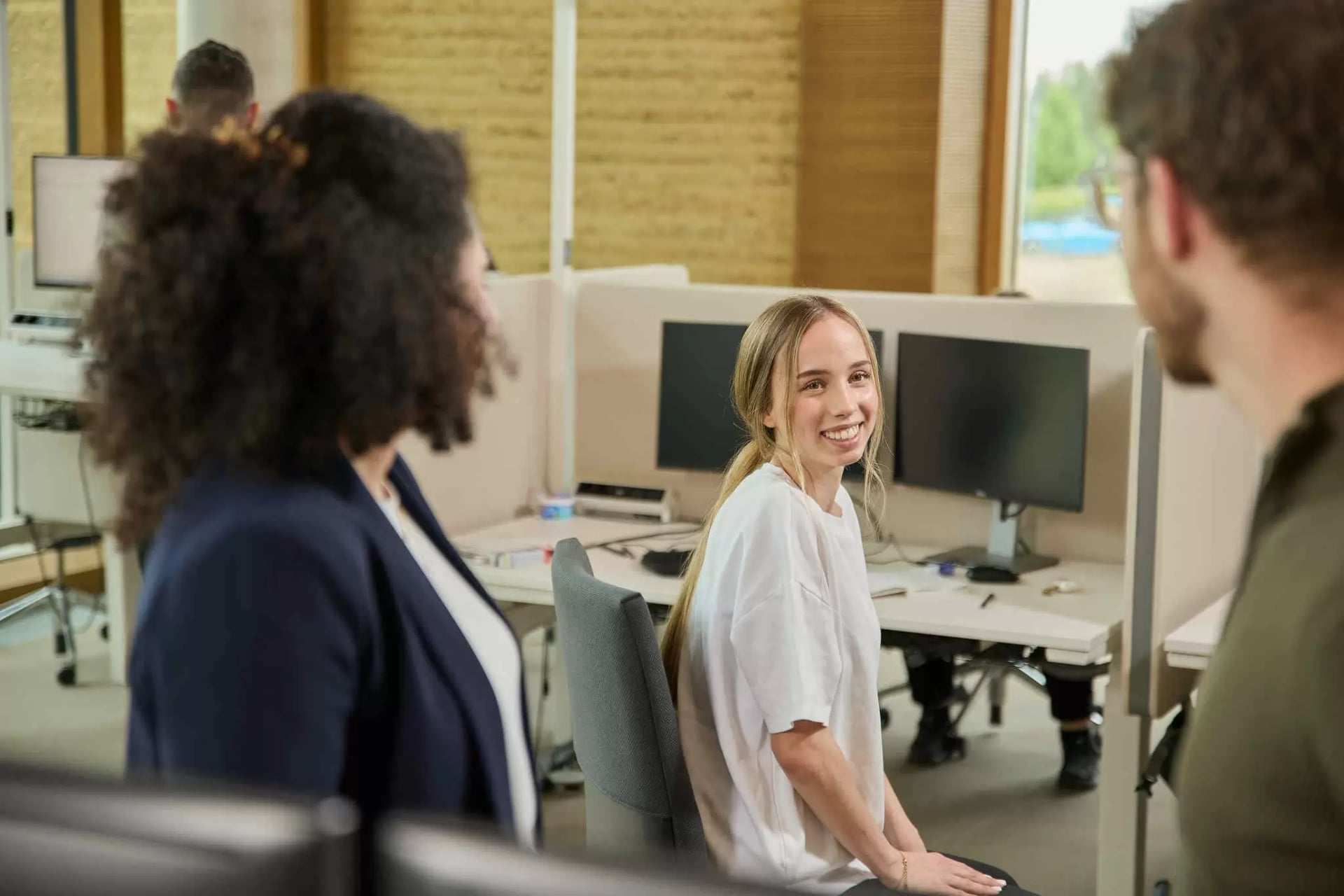 Mitarbeiterinnen und Mitarbeiter beim Arbeiten am Campus