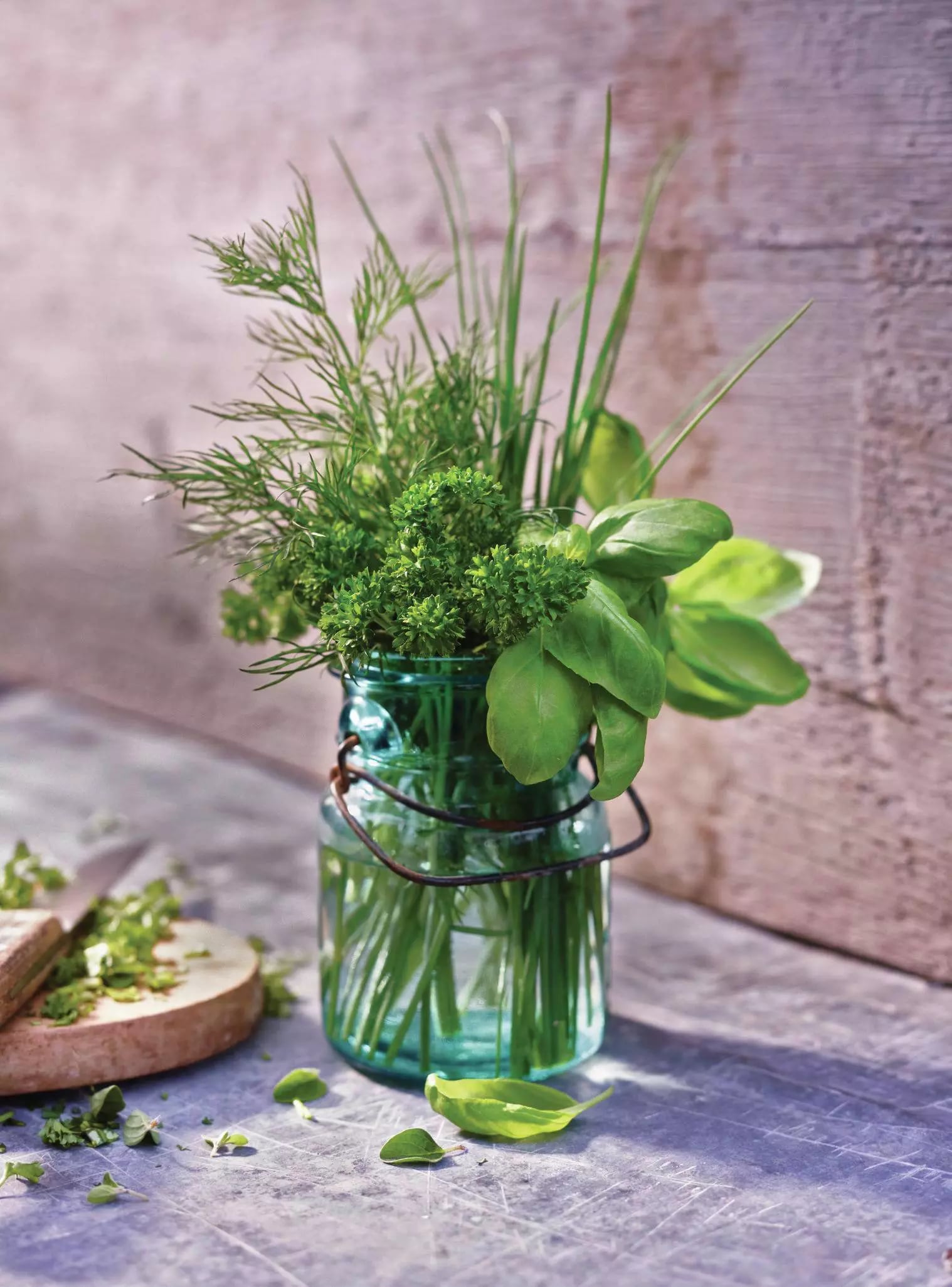 Verschiedene Kräuter in einem Glas, Basilikum, Petersilie, Schnittlauch, Dill