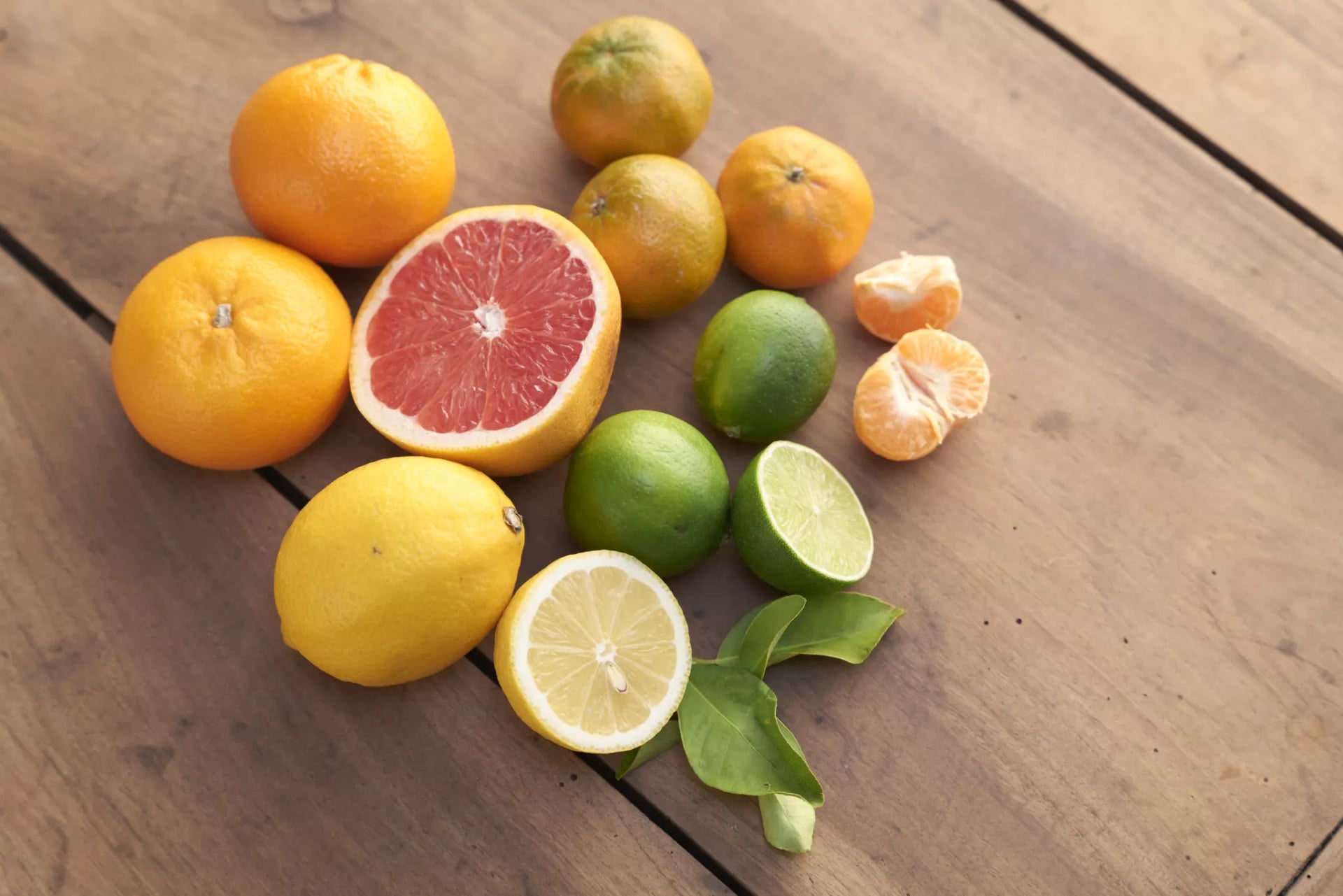 Orangen, Zitronen, Limetten, Mandarinen und aufgeschnittene Grapefruit.
