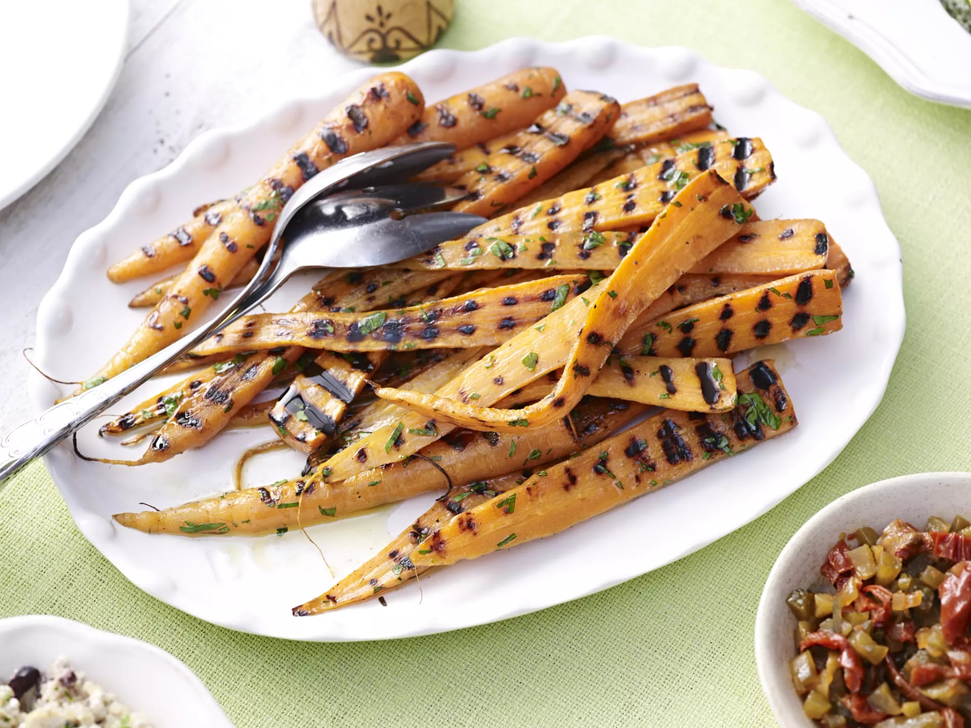 Gegrillte Karotten auf einer weißen Platte