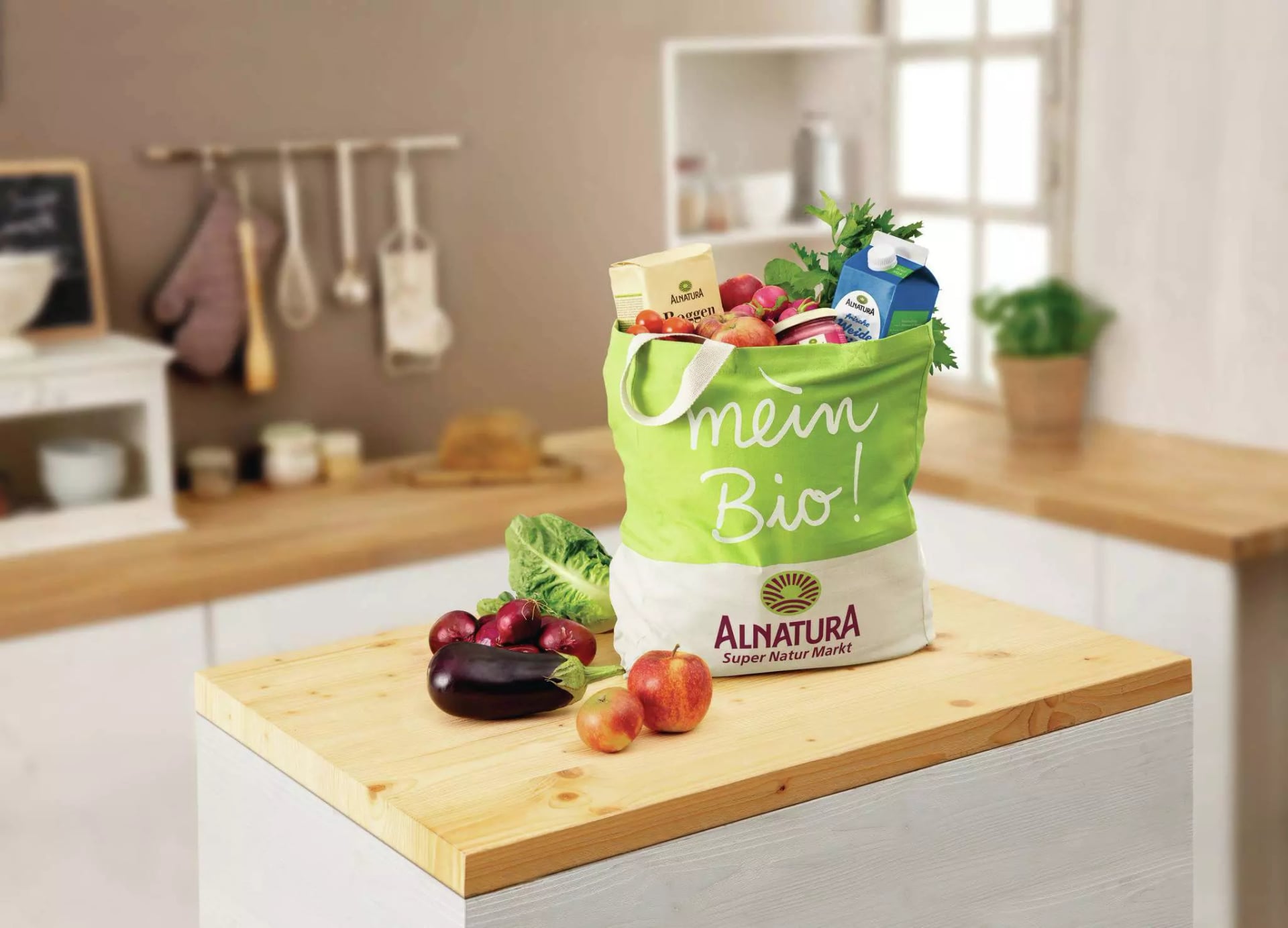 Stehende mit Produkten gefüllte Alnatura Tasche auf dem Tisch.