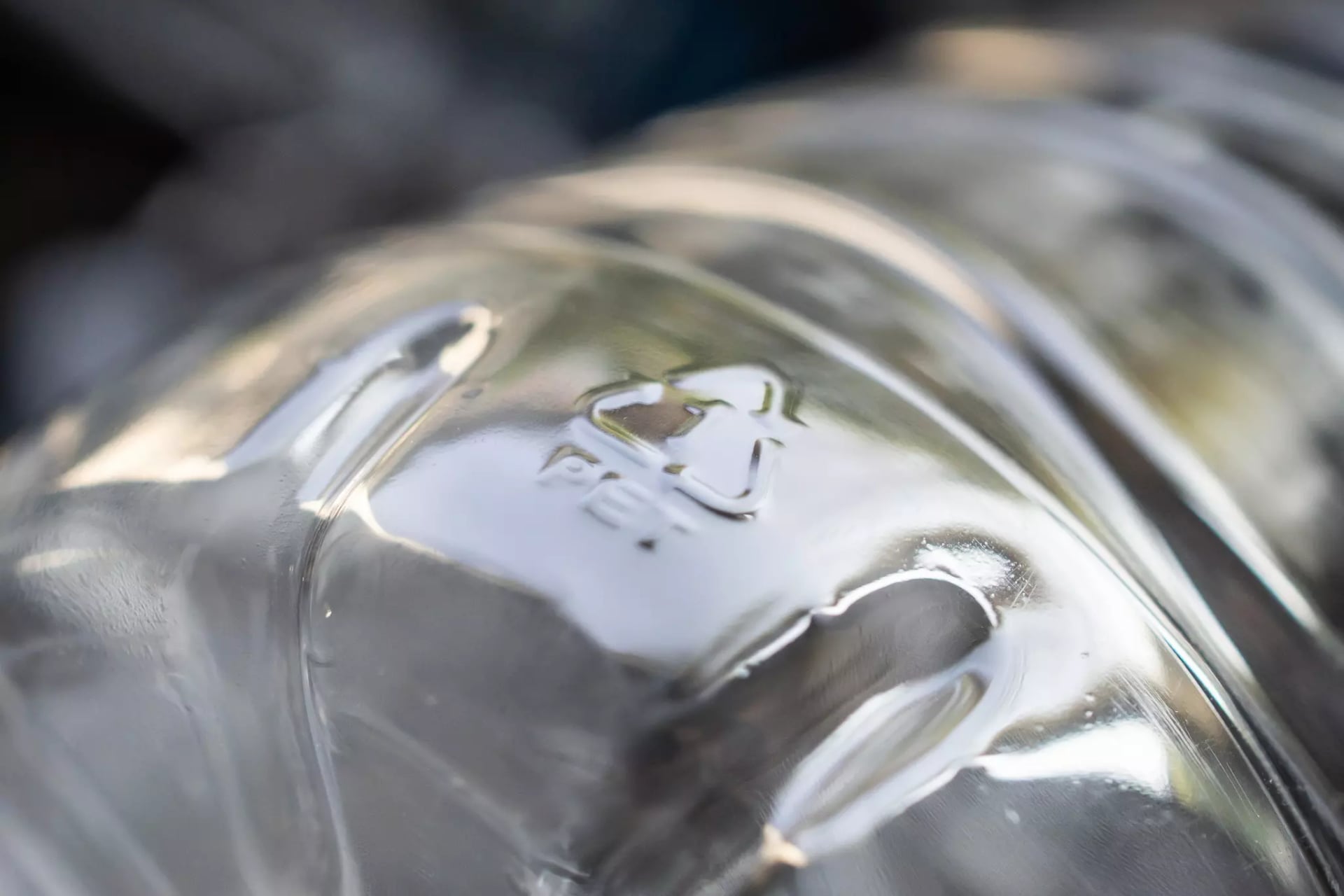 Auf einer Plastikflasche steht der Recylcling code PET