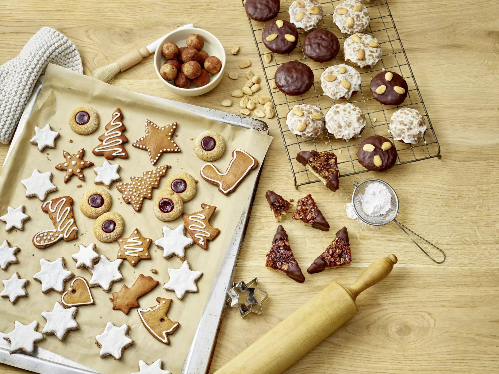 Backblech mit unterschiedlichen Weihnachtsplätzchen und Lebkuchen.