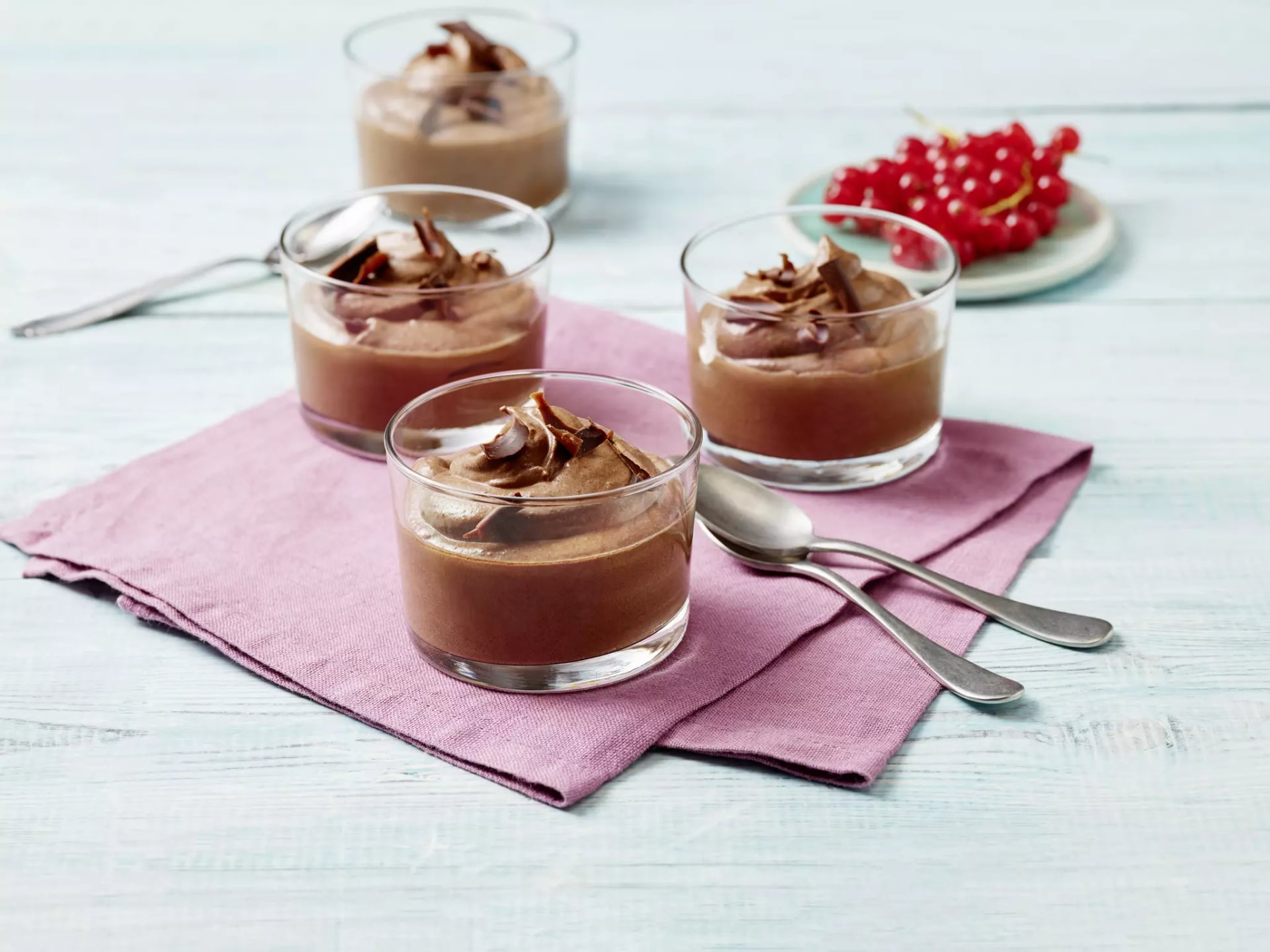 Vier Glässchen befüllt mit veganer schokoladencreme