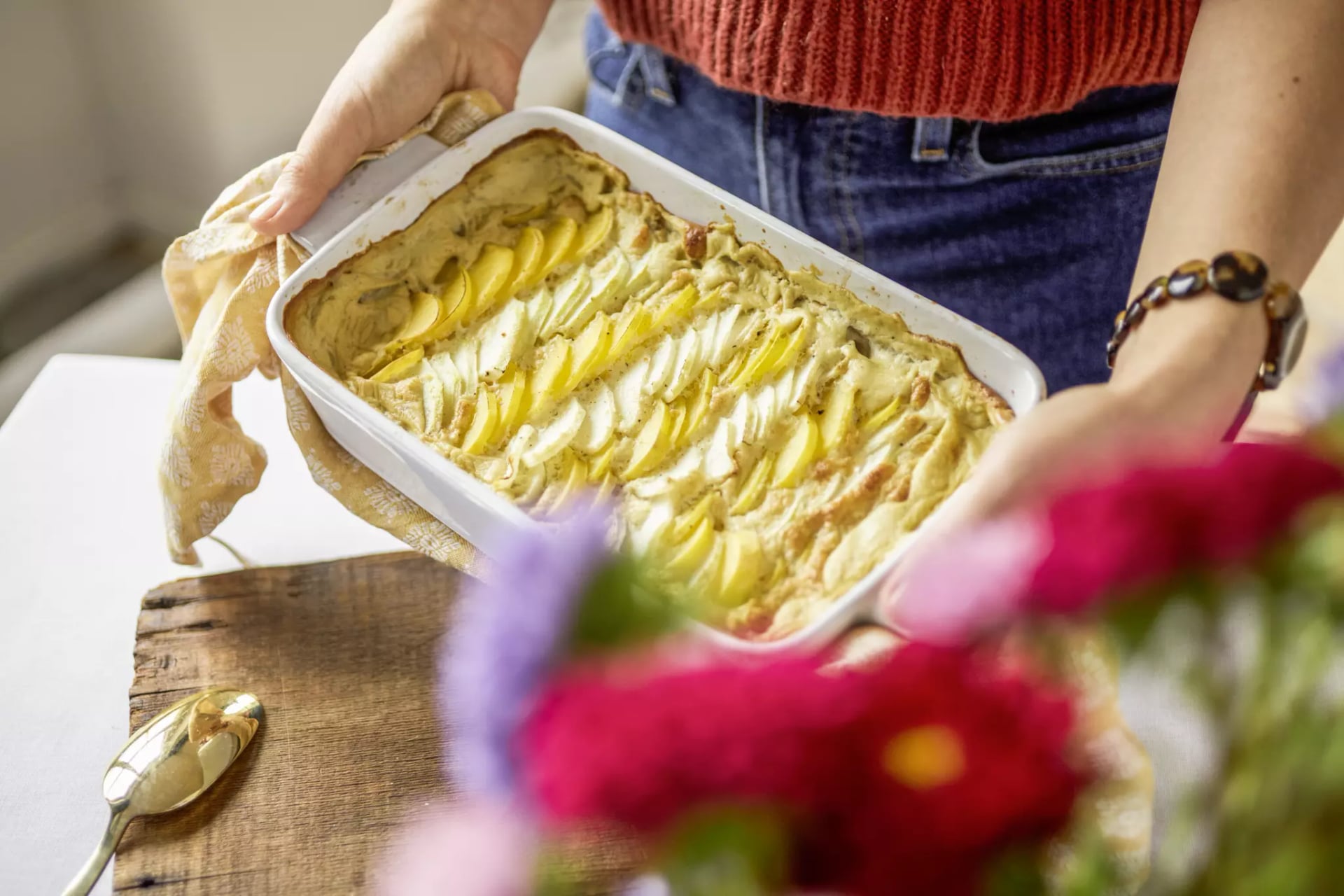 Fertiges Kartoffel-Kohlrabi-Gratin in der Auflaufform.