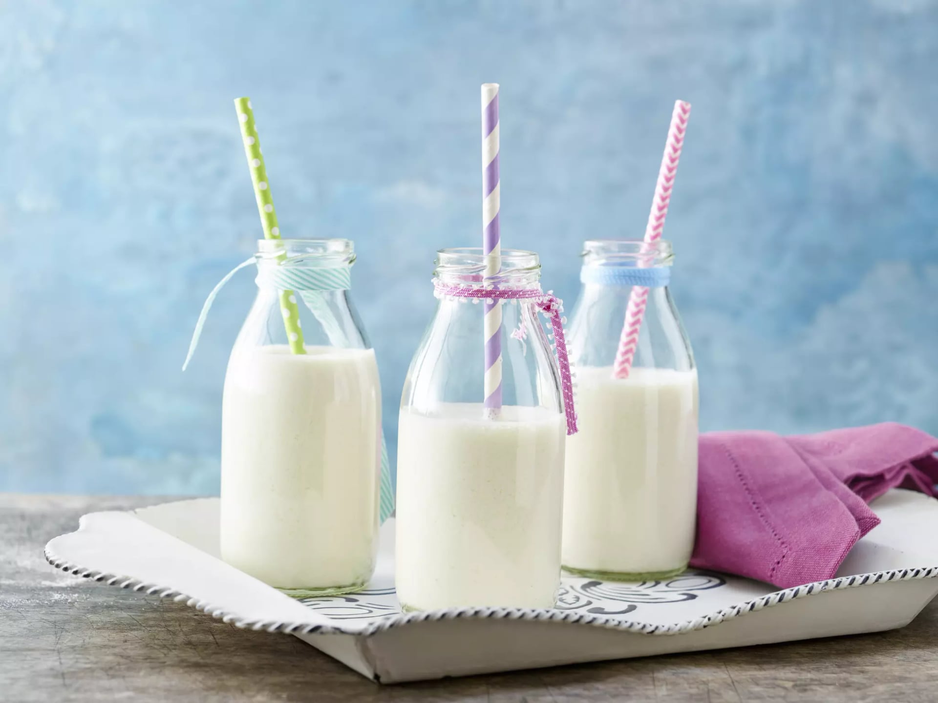 Milchgläser mit Strohhälmen