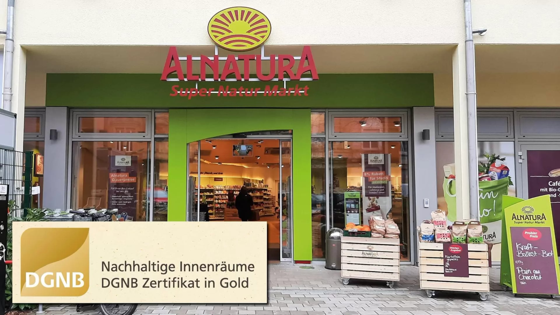 Der Eingang eines Alnatura Super Natur Markts und Grafik zu Alnaturas Auszeichnung bei DGNB