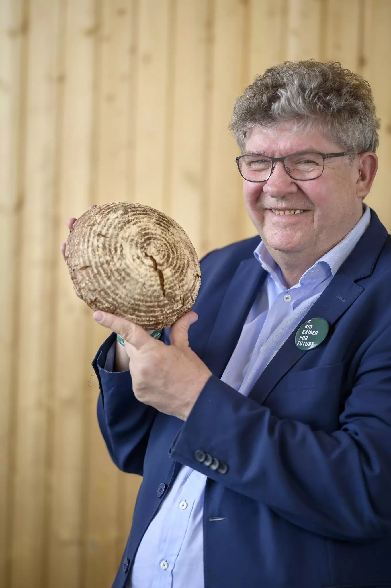 Bäcker Bio-Kaiser mit Brotlaib in der Hand.