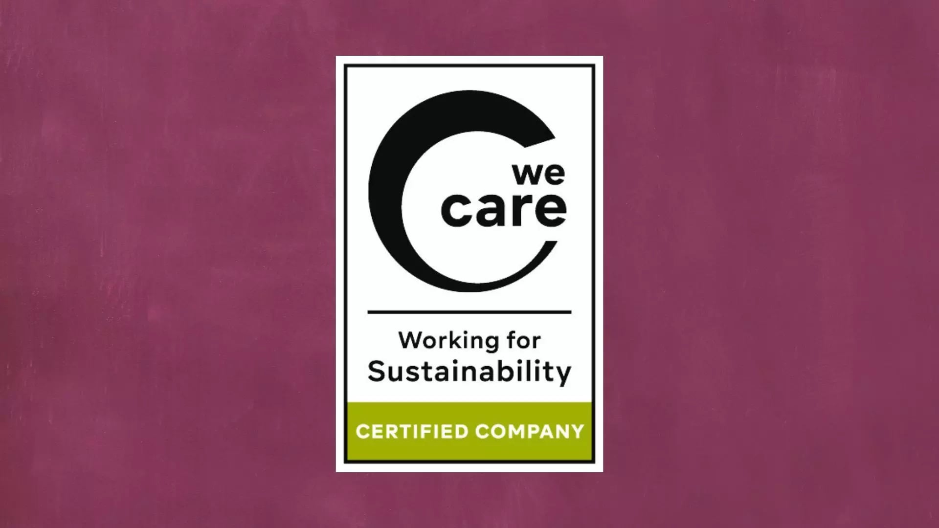 Logo der "We Care"-Zertifizierung auf auberginefarbenem Tafelhintergrund