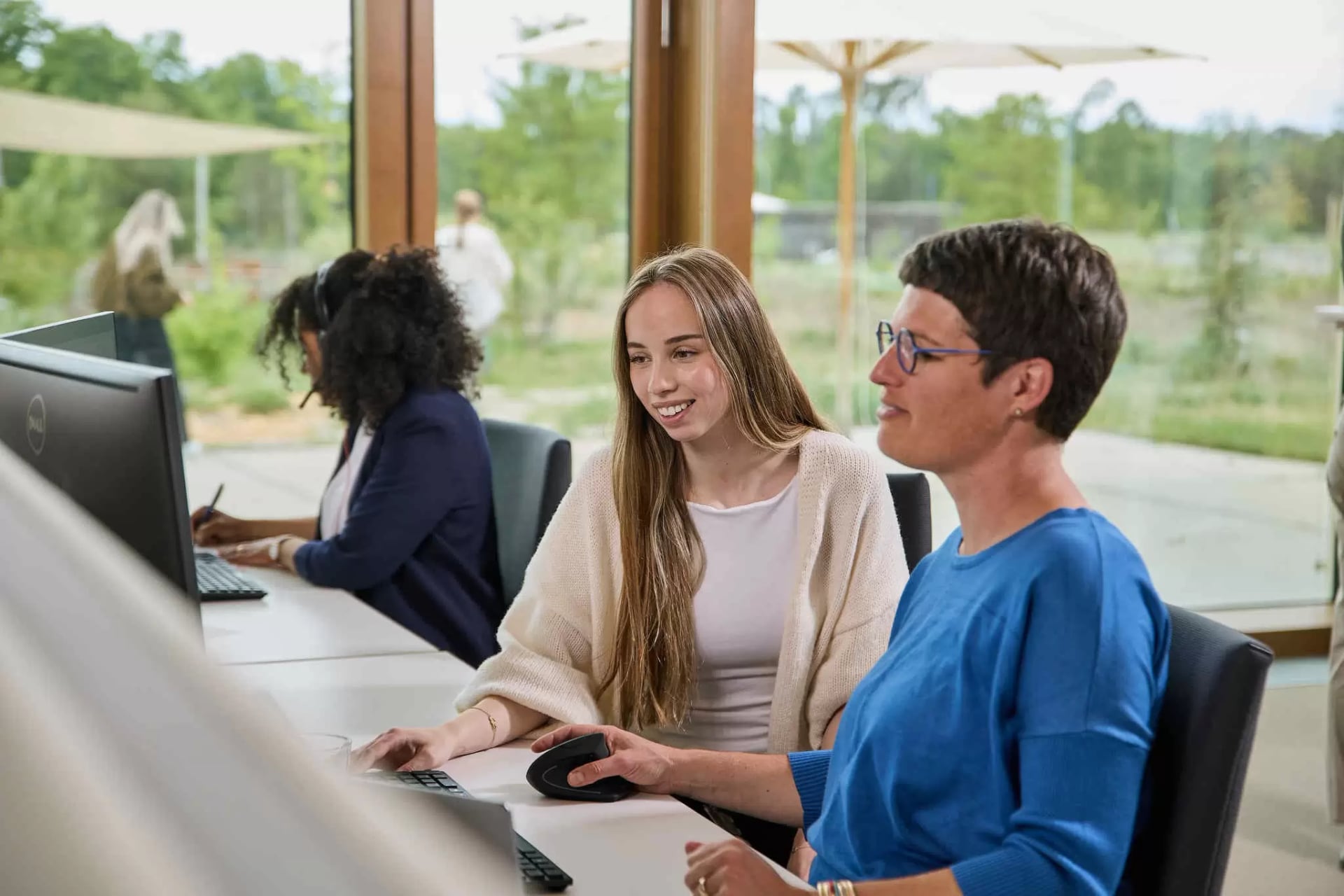 Mitarbeiterinnen und Mitarbeiter beim Arbeiten am Campus