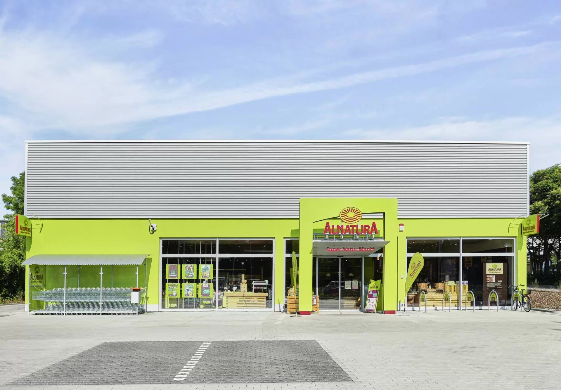Außenfassade des Alnatura Super Natur Markts in München-Neuhause-Nymphenberg
