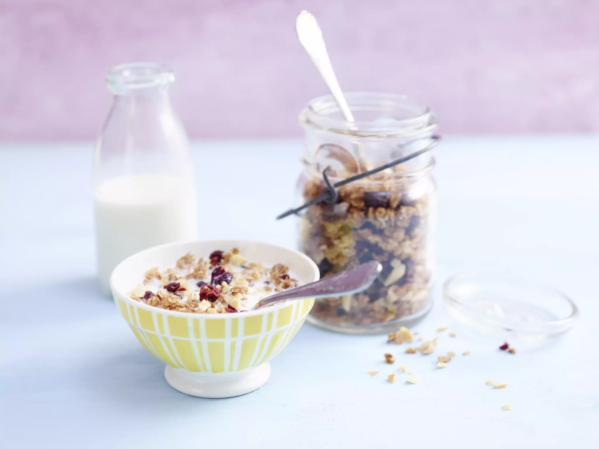 Buchweizen Granola mit Milch in einer Bowl.
