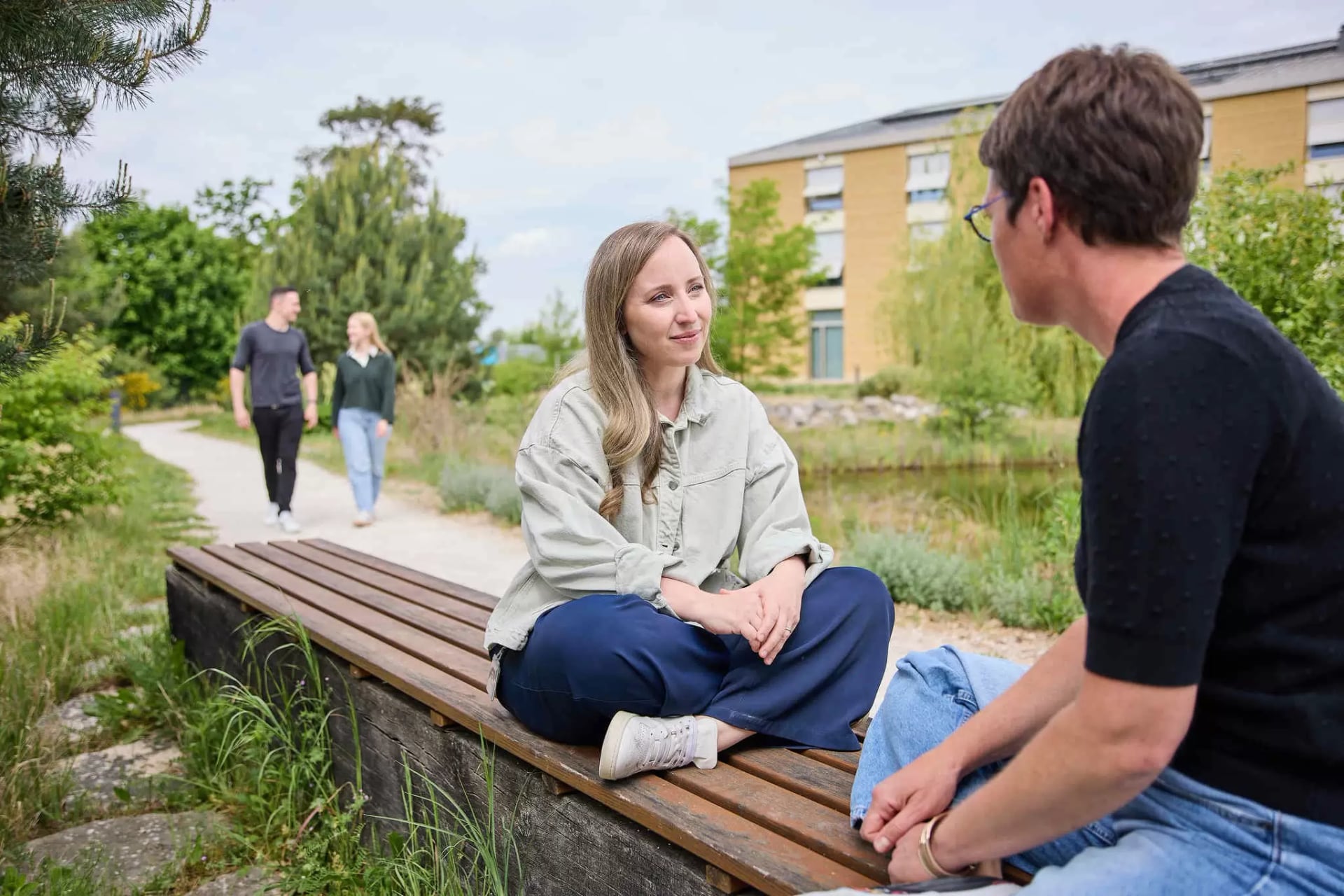 Mitarbeiterinnen und Mitarbeiter  auf dem Campusgelände