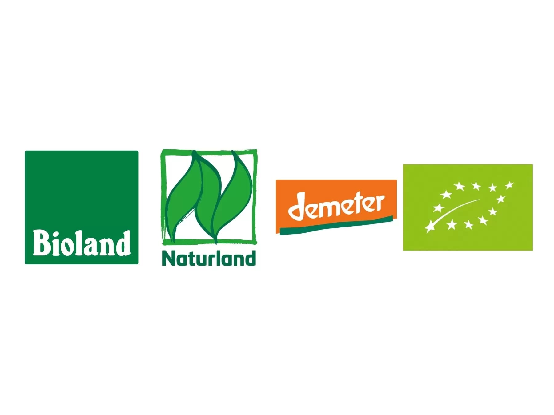Vier nebeneinander angeordnete Logos von Bioland, Naturland, Demeter und dem EU-Bio-Siegel.