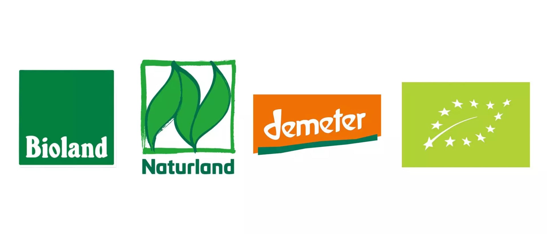 Vier nebeneinander angeordnete Logos von Bioland, Naturland, Demeter und dem EU-Bio-Siegel.
