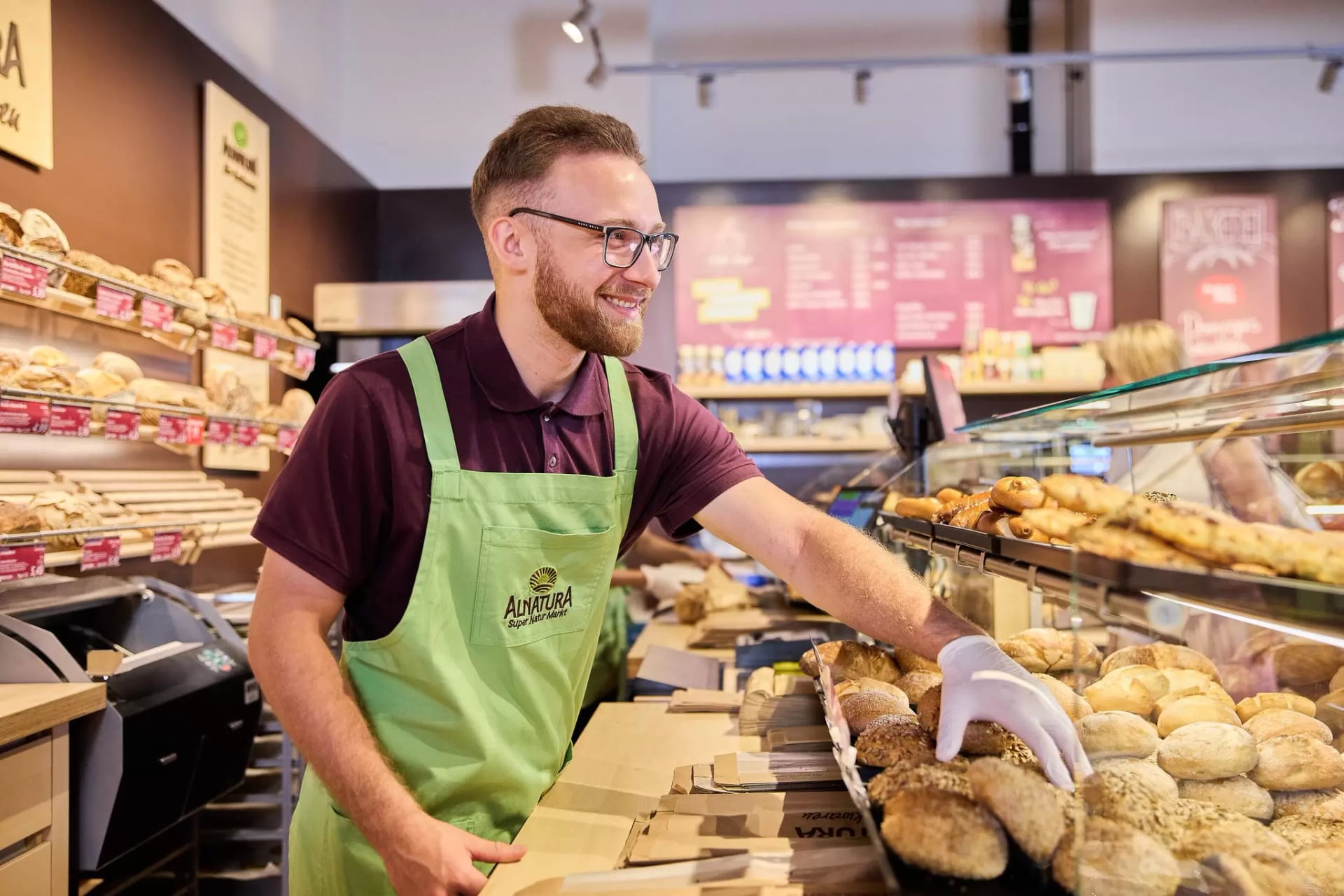 Mitarbeiter und Mitarbeiterinnen im ASNM an der Bäckereitheke