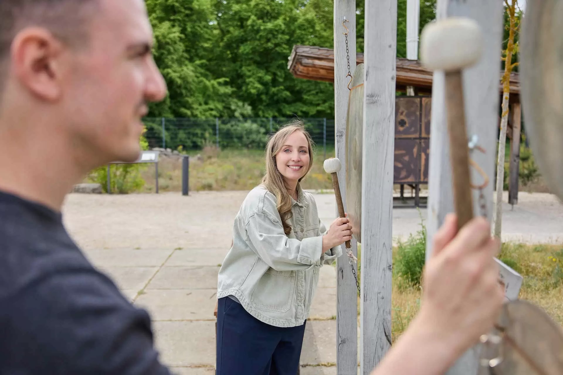 Mitarbeiterinnen und Mitarbeiter am Campus auf dem Campusgelände