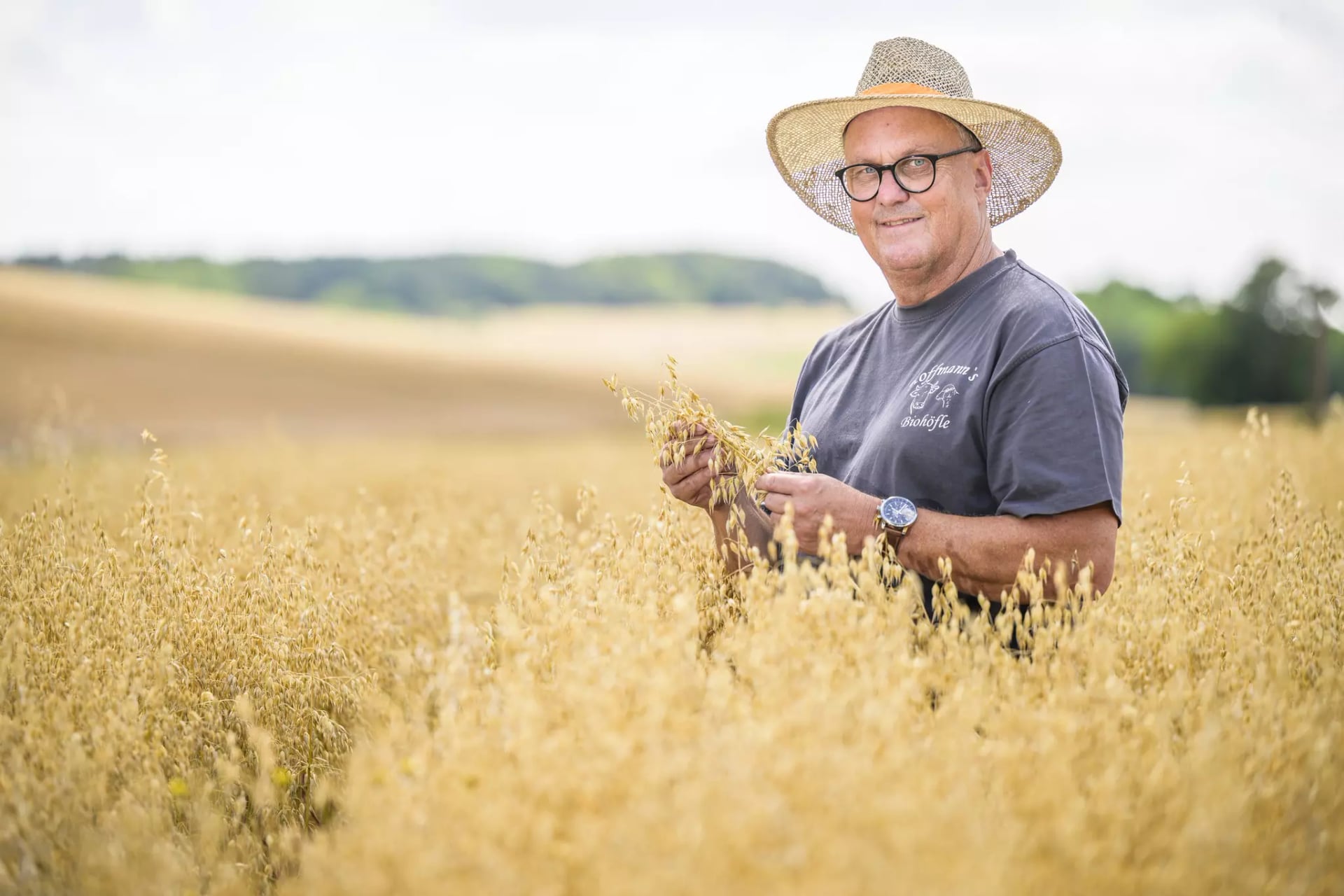 Hafer-Landwirt Herr Hoffmann in seinem Haferfeld