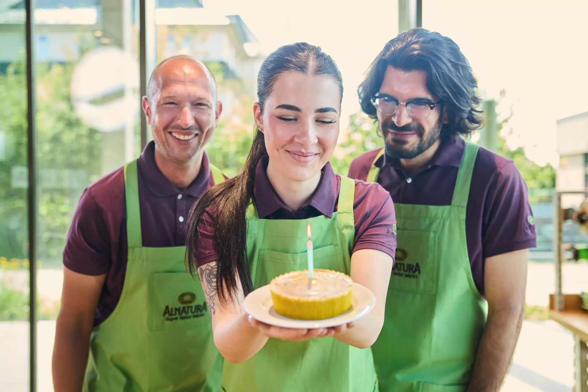 Drei Alnatura Mitarbeitende in der Kantine