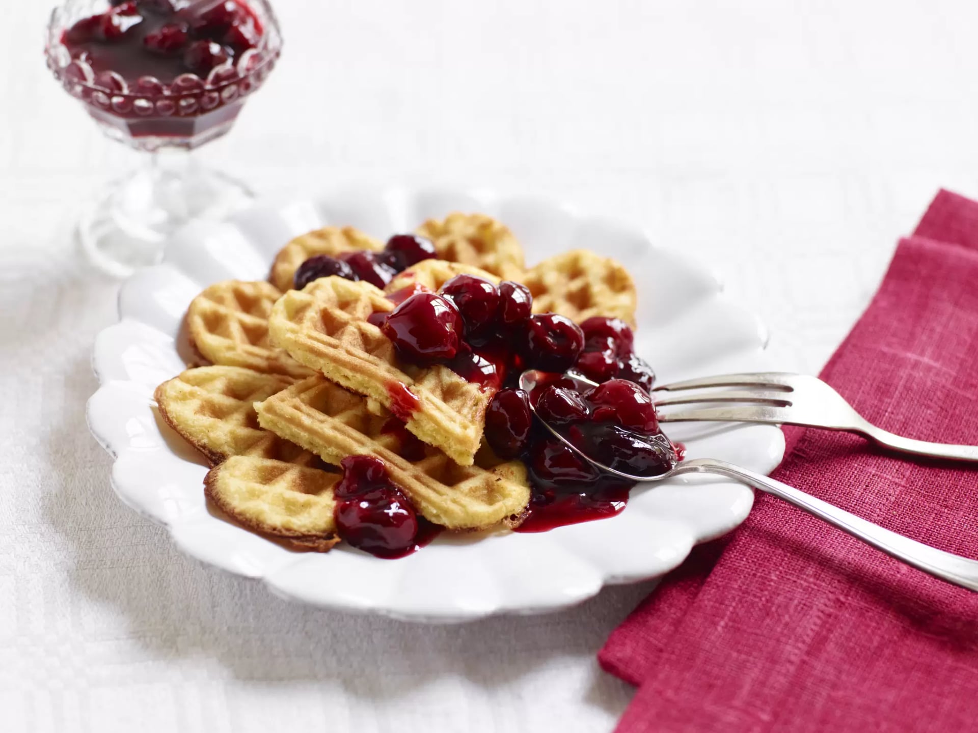 Sauerkirschen auf einer Waffel