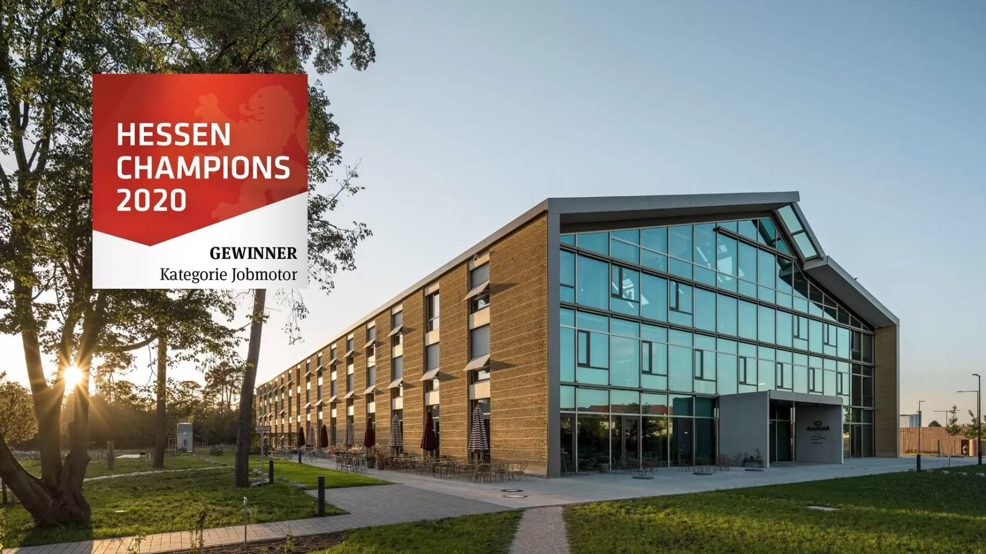 Alnatura Büro Gebäude von außen mit Infografik zur Auszeichnung Hessen Champions 2020