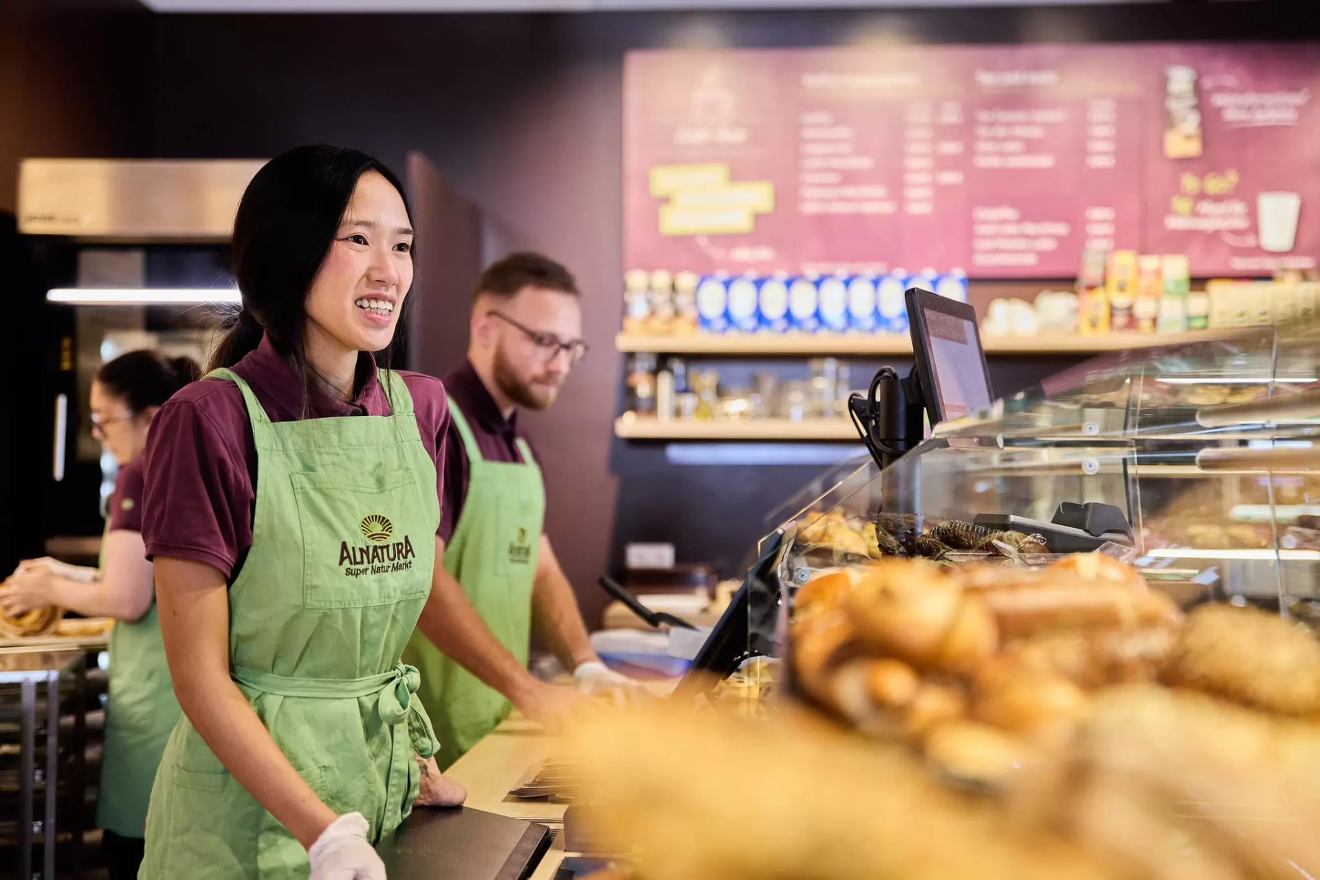 Mitarbeiter und Mitarbeiterinnen im ASNM an der Bäckereitheke