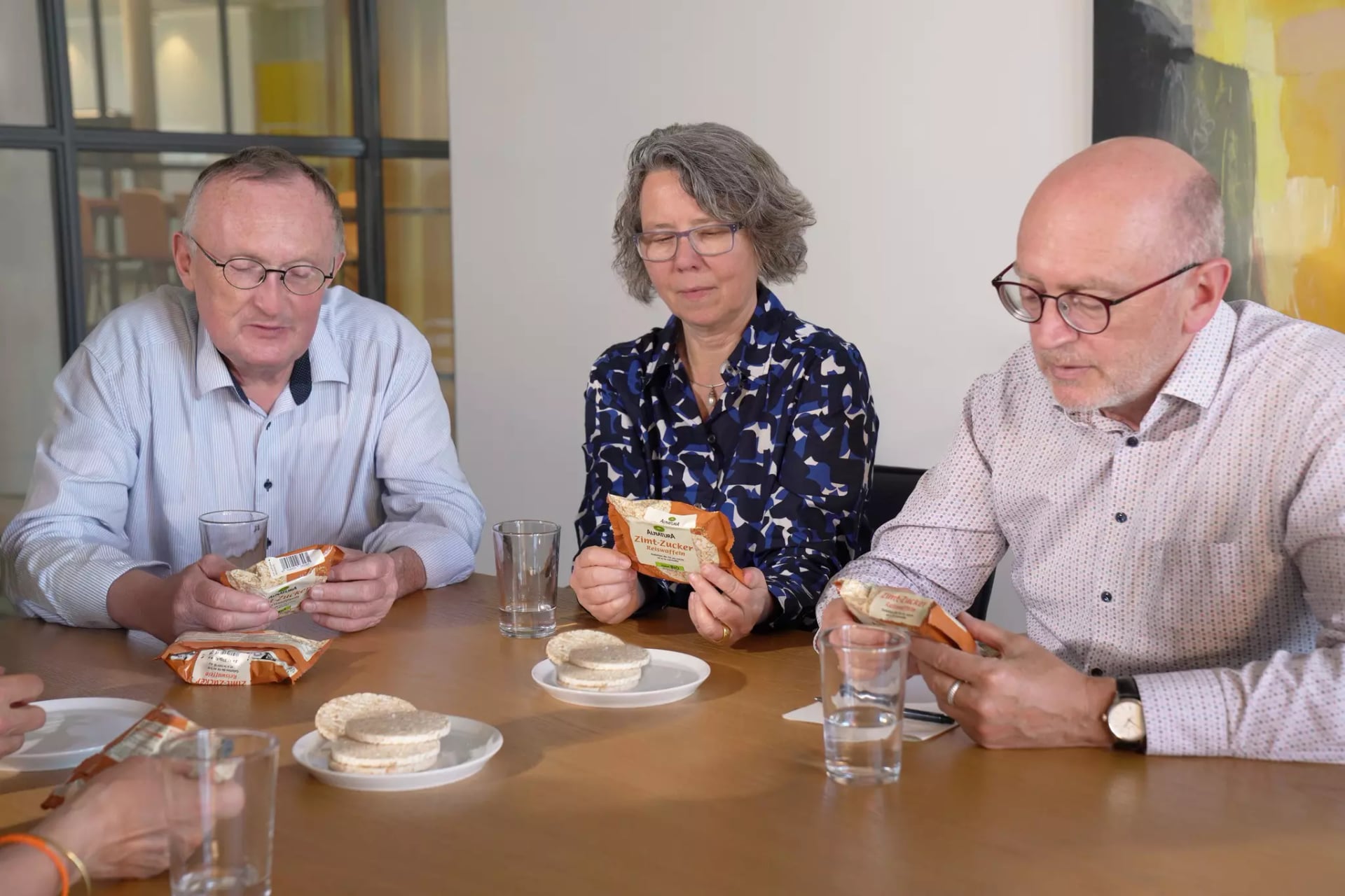 Expertinnen und Expertenteam beim prüfen von Produkten