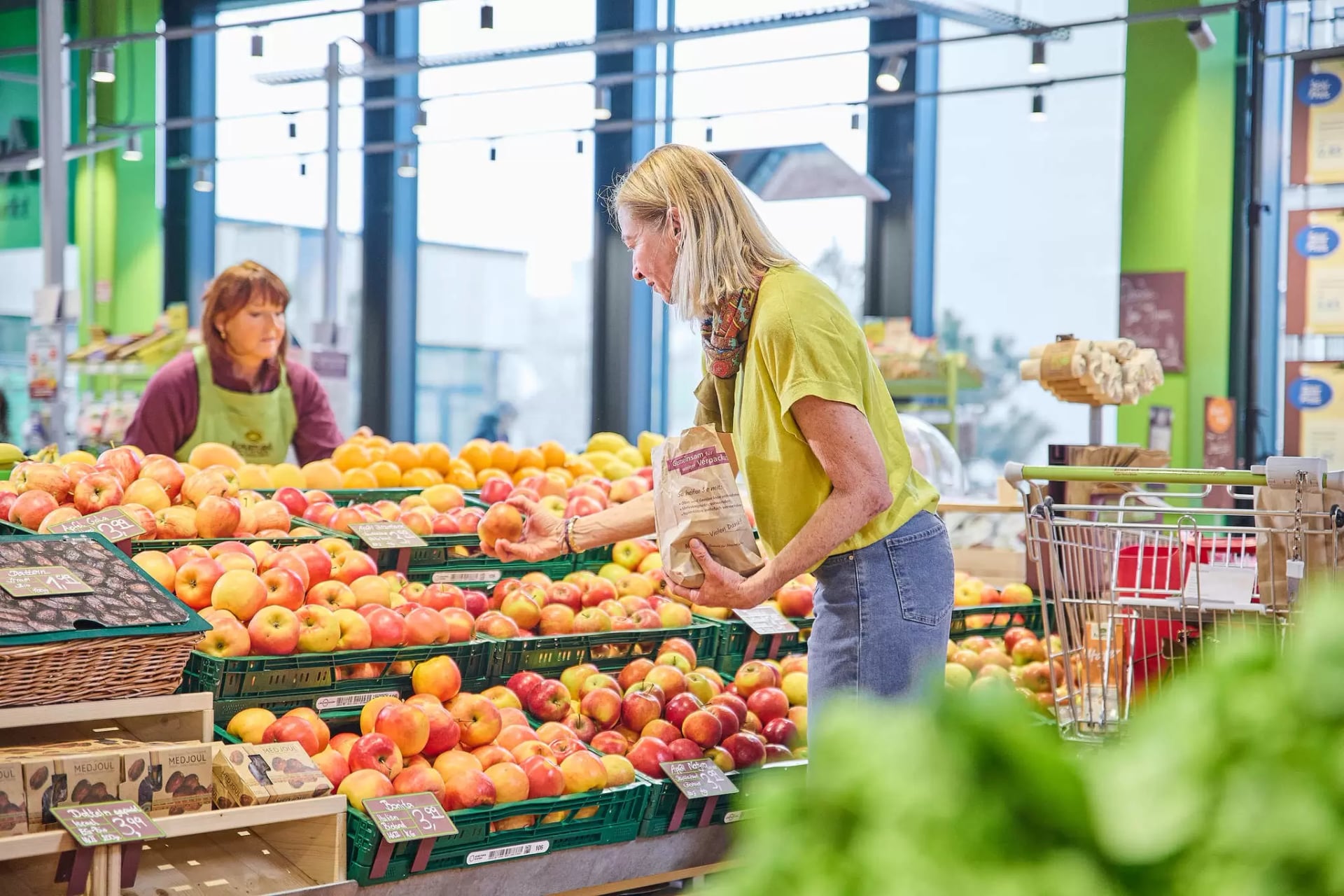 Kunden und Kundinnen beim Einkauf im Alnatura Super natur Markt