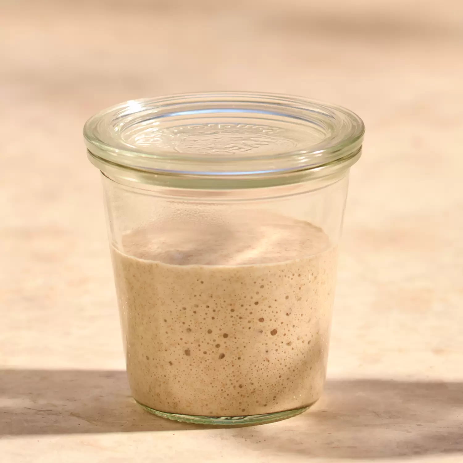 Sauerteig Starter in einem Weckglas am dritten Tag der Gärung